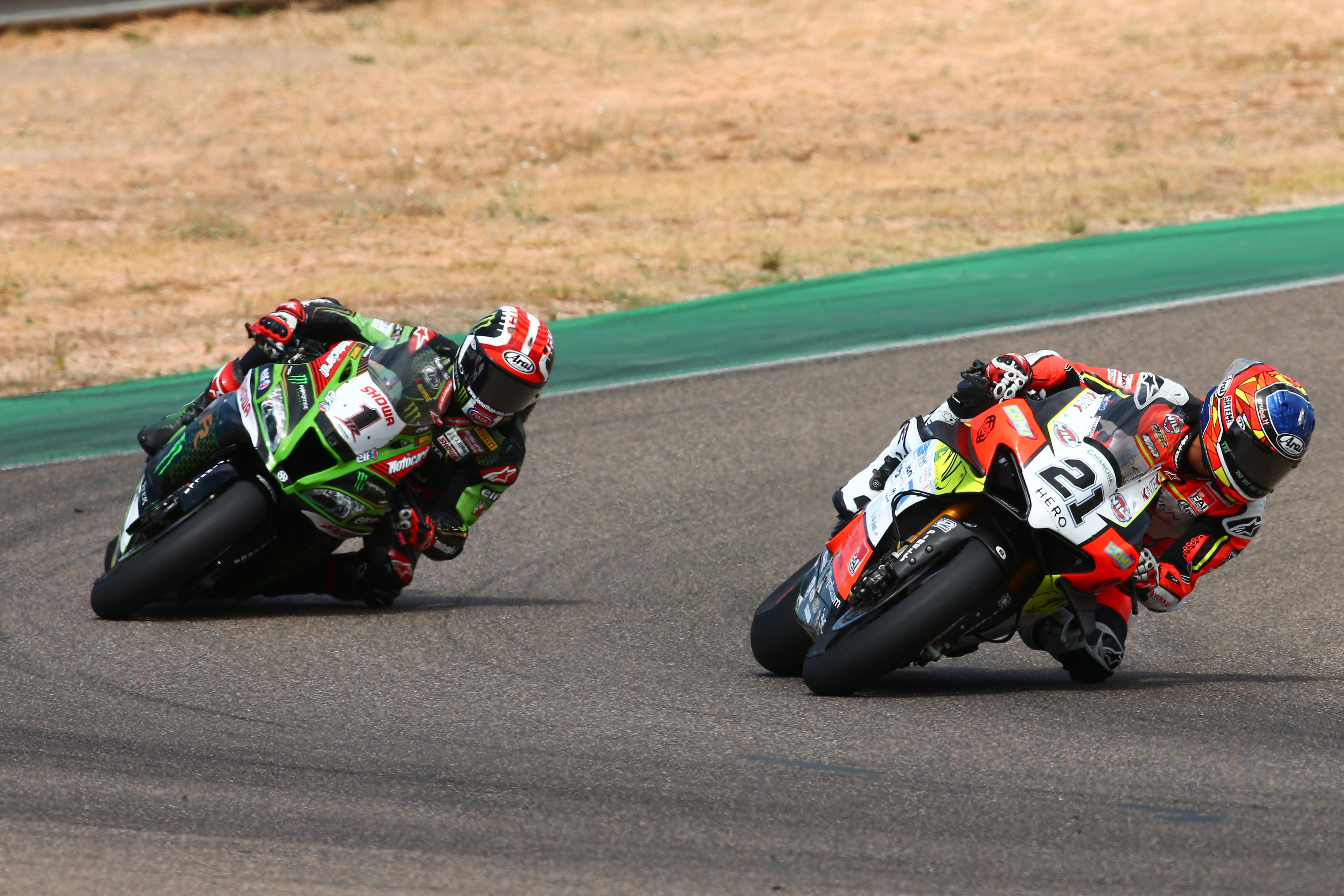 Jonathan Rea buscando la forma de adelantar a Michael Rinaldi