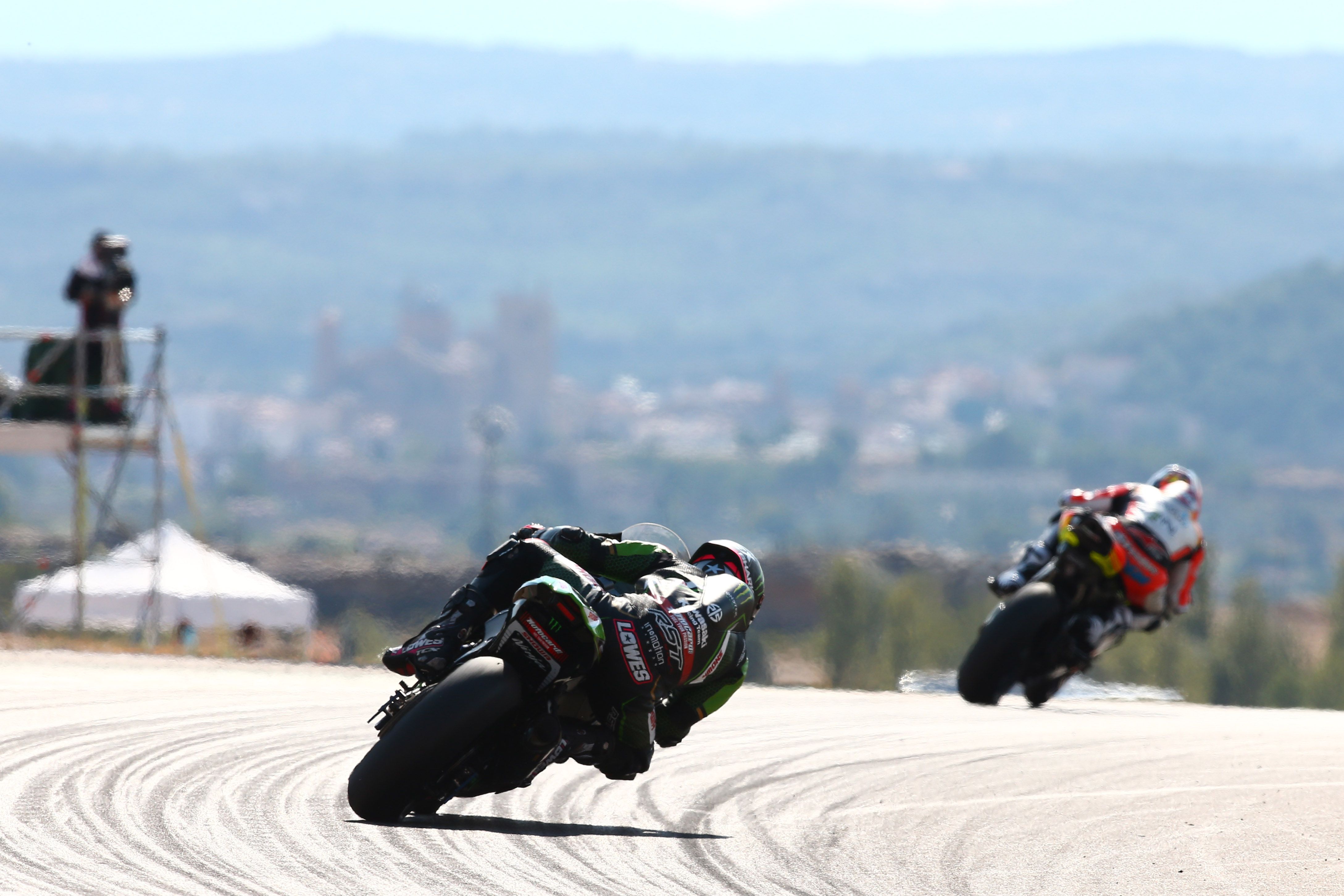 Jonathan Rea intenta perseguir a Michael Rinaldi
