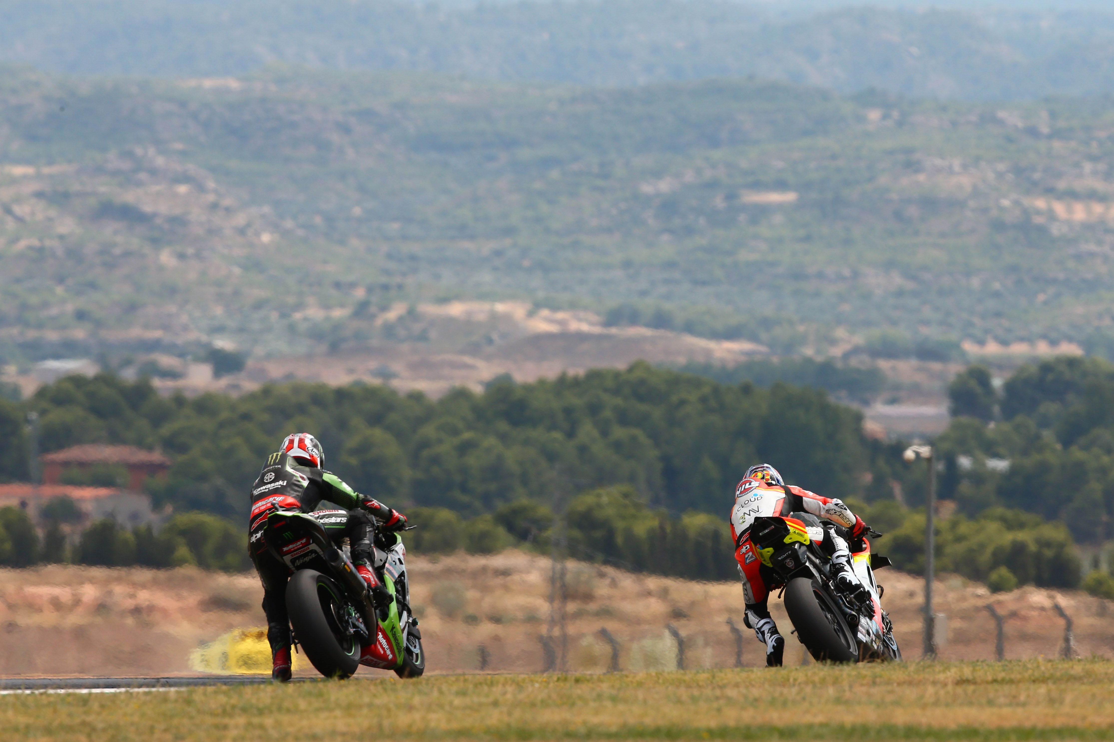 Jonathan Rea sigue a Michael Rinaldi