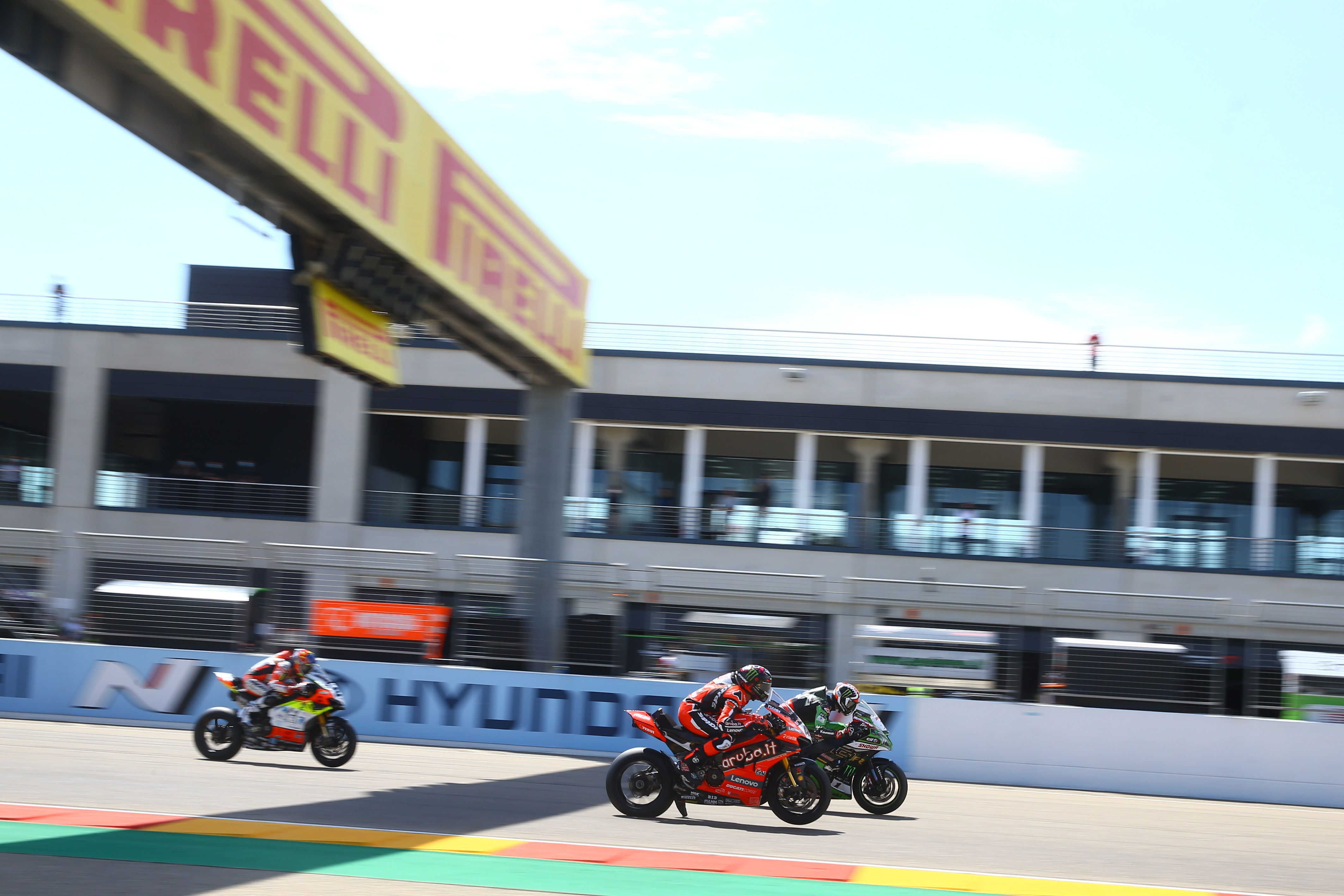 Jonathan Rea y Scott Redding emparejados ante la mirada de Michael Rinaldi