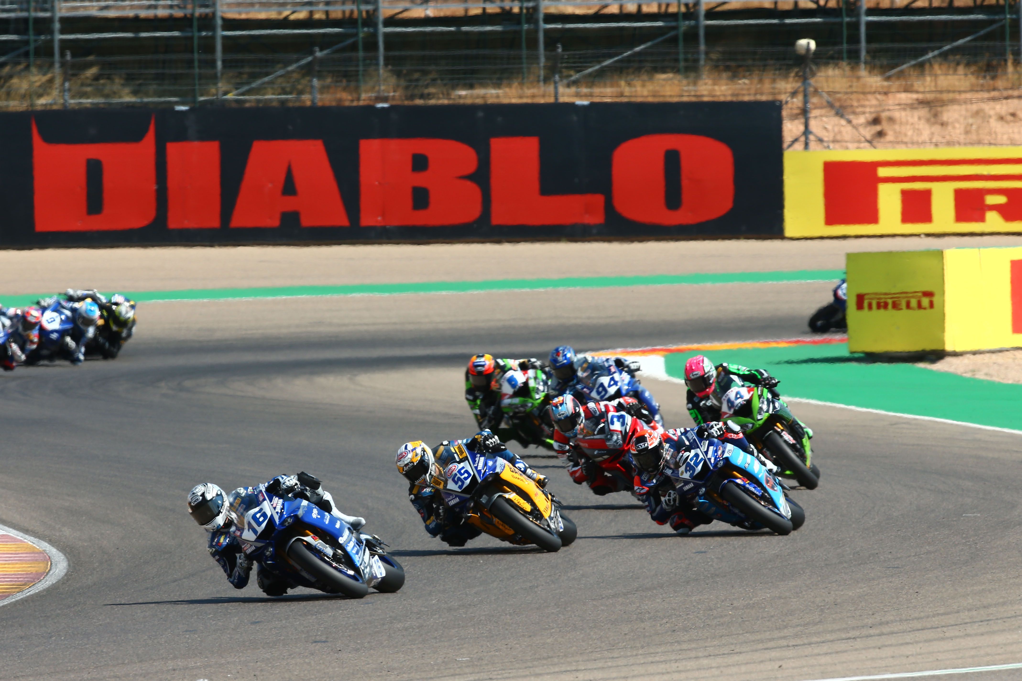 Jules Cluzel lidera delante de Andrea Locatelli e Isaac Viñales