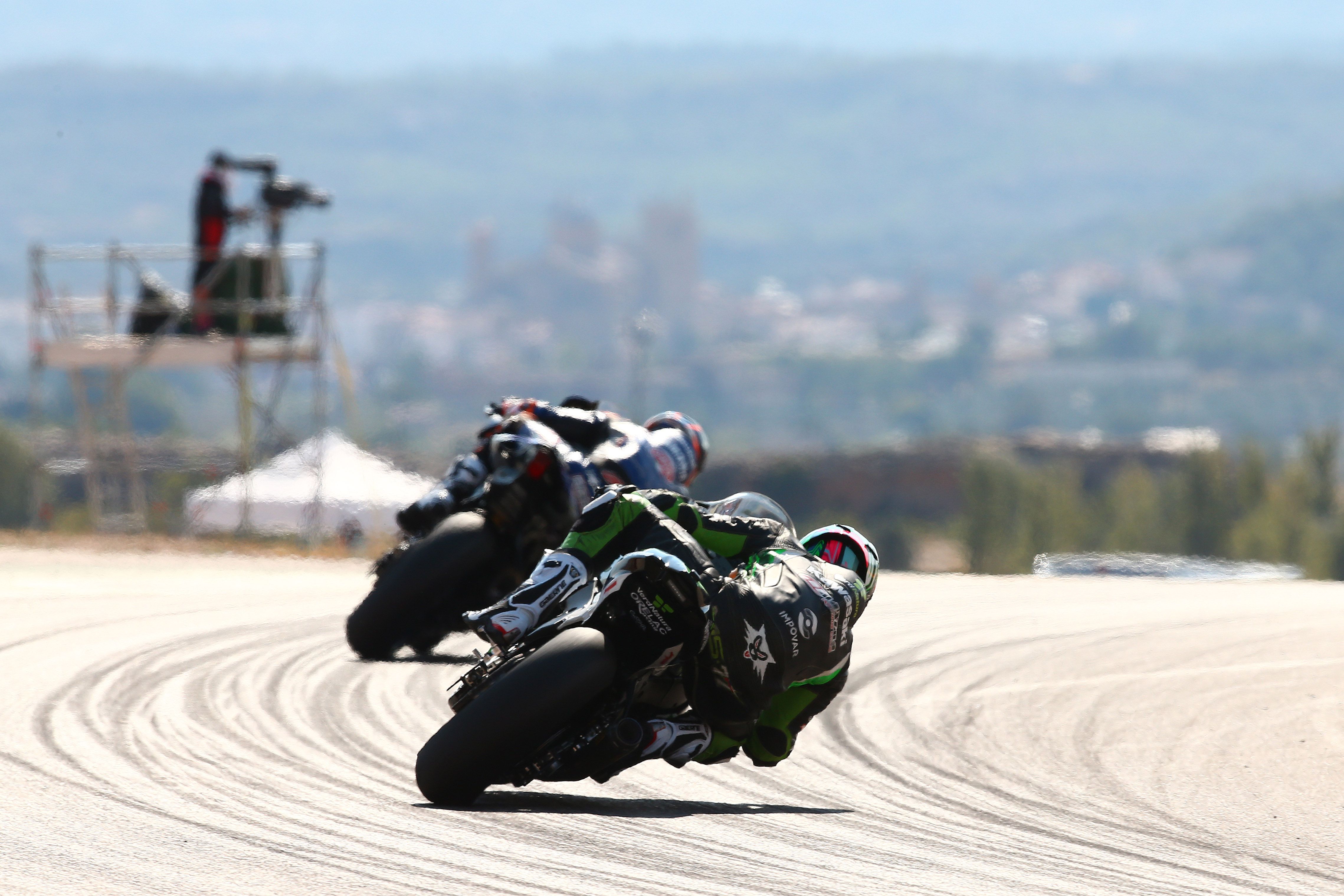 Maxi Scheib cruzando su Kawasaki detrás de una Yamaha