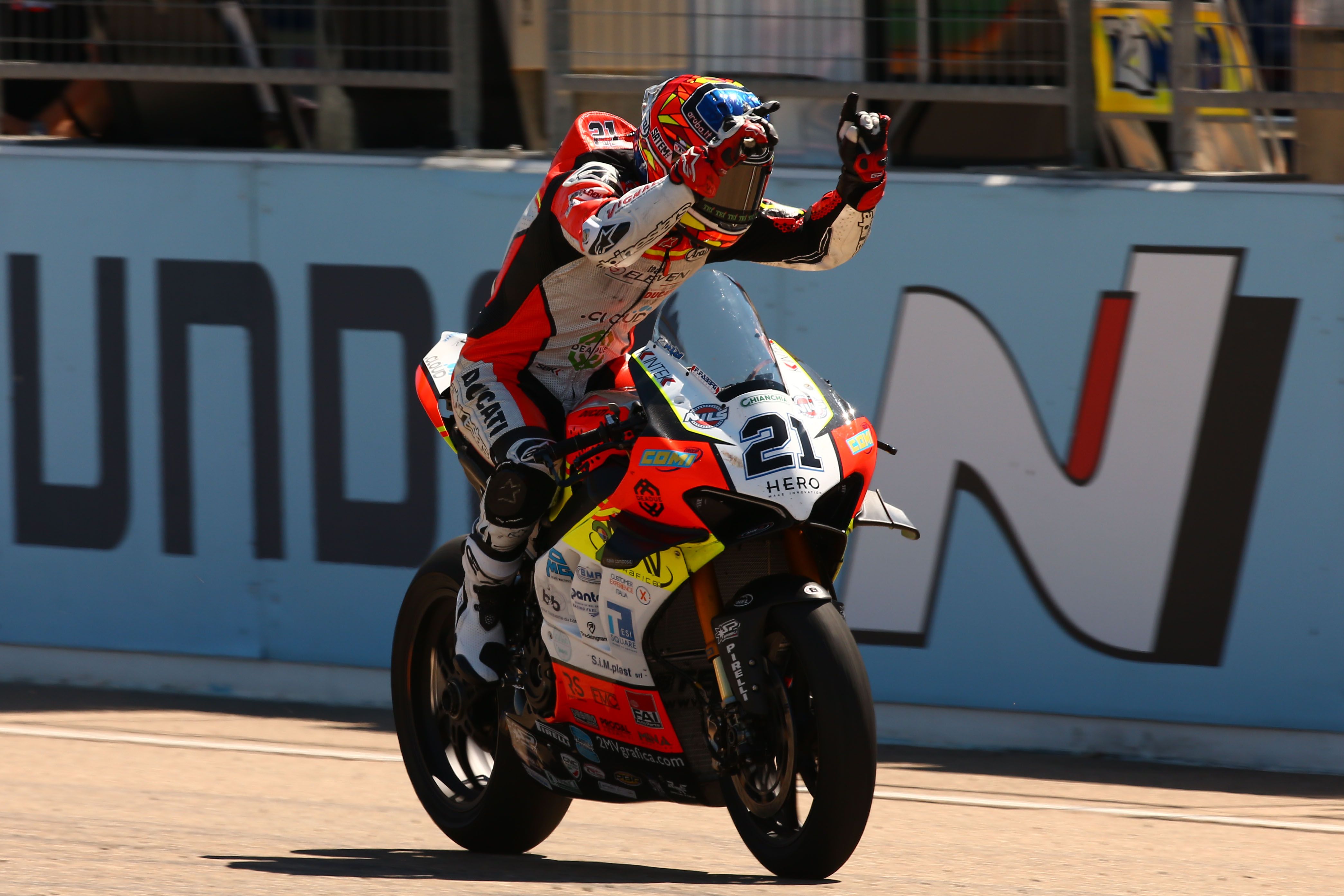 Michael Rinaldi celebra su primera victoria en Superbike