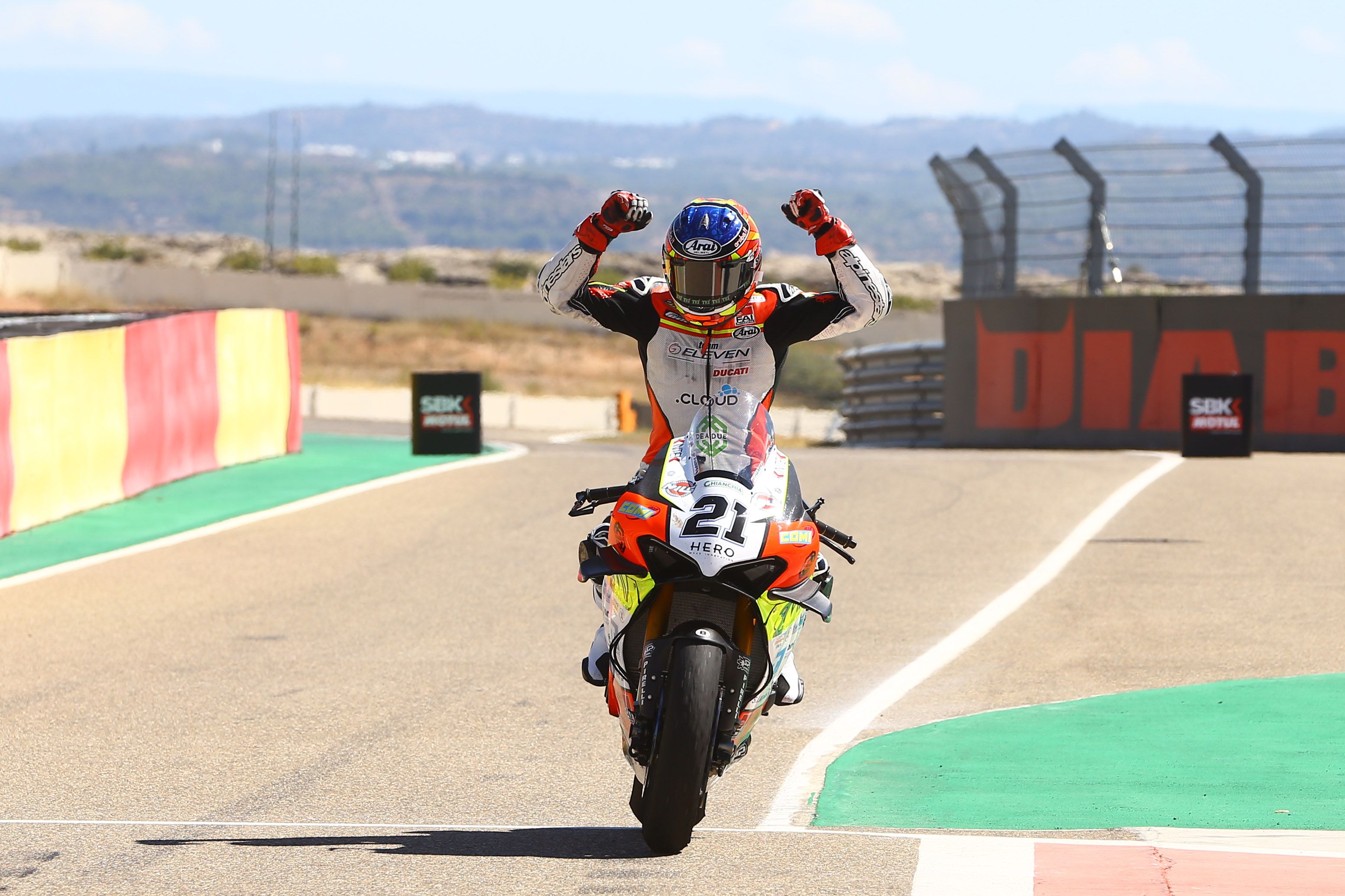 Michael Rinaldi celebra su triunfo en la primera carrera