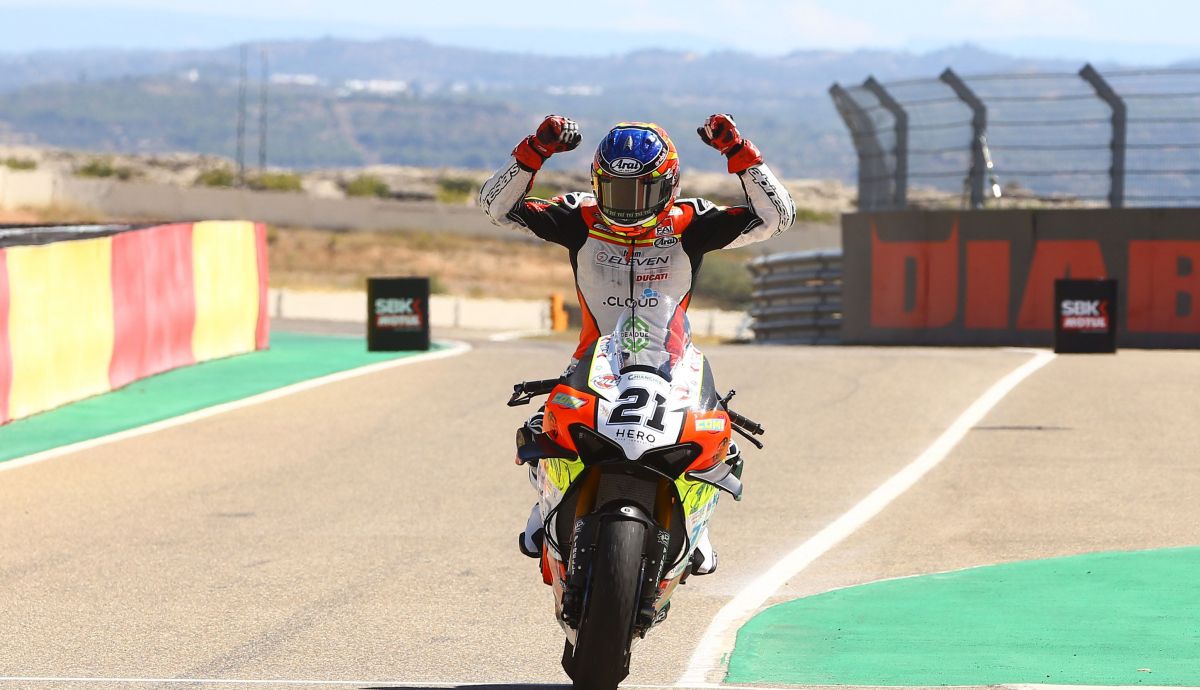 Michael Rinaldi celebra su triunfo en la primera carrera Michael Rinaldi celebra su triunfo en la primera carrera