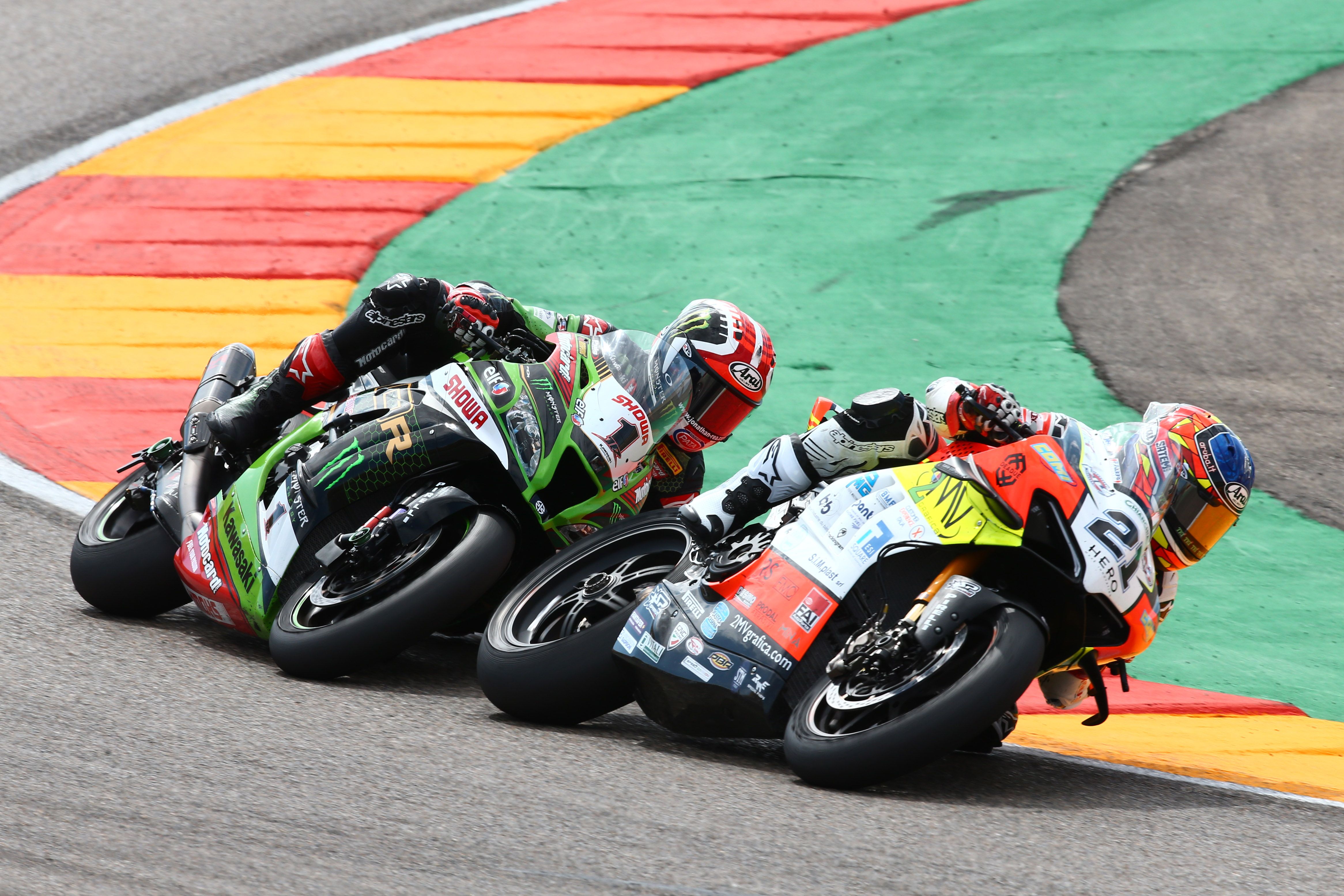 Michael Rinaldi con Jonathan Rea totalmente pegado a su rueda