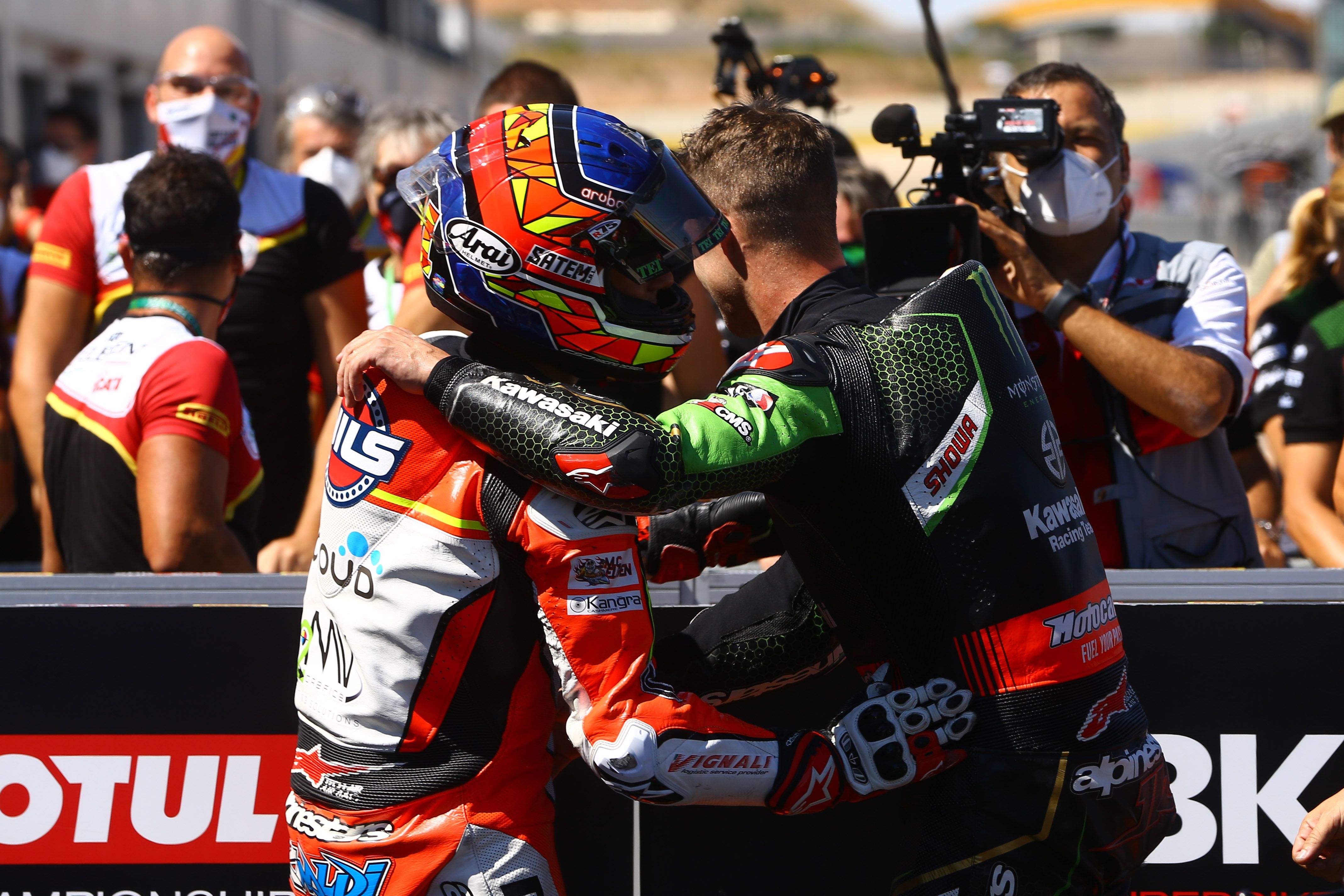 Michael Rinaldi y Jonathan Rea se abrazan en el parque cerrado
