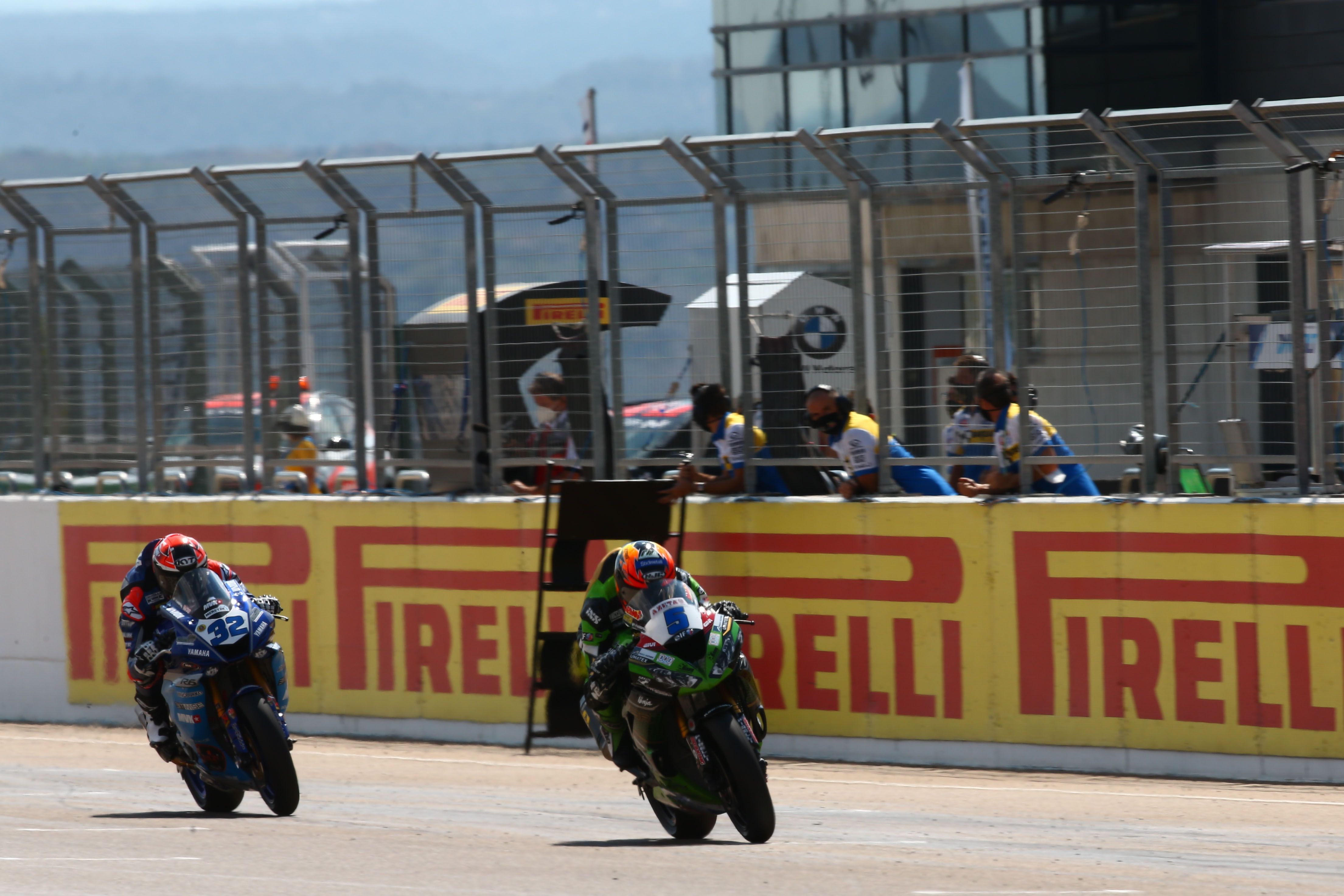 Philipp Oettl seguido por Isaac Viñales