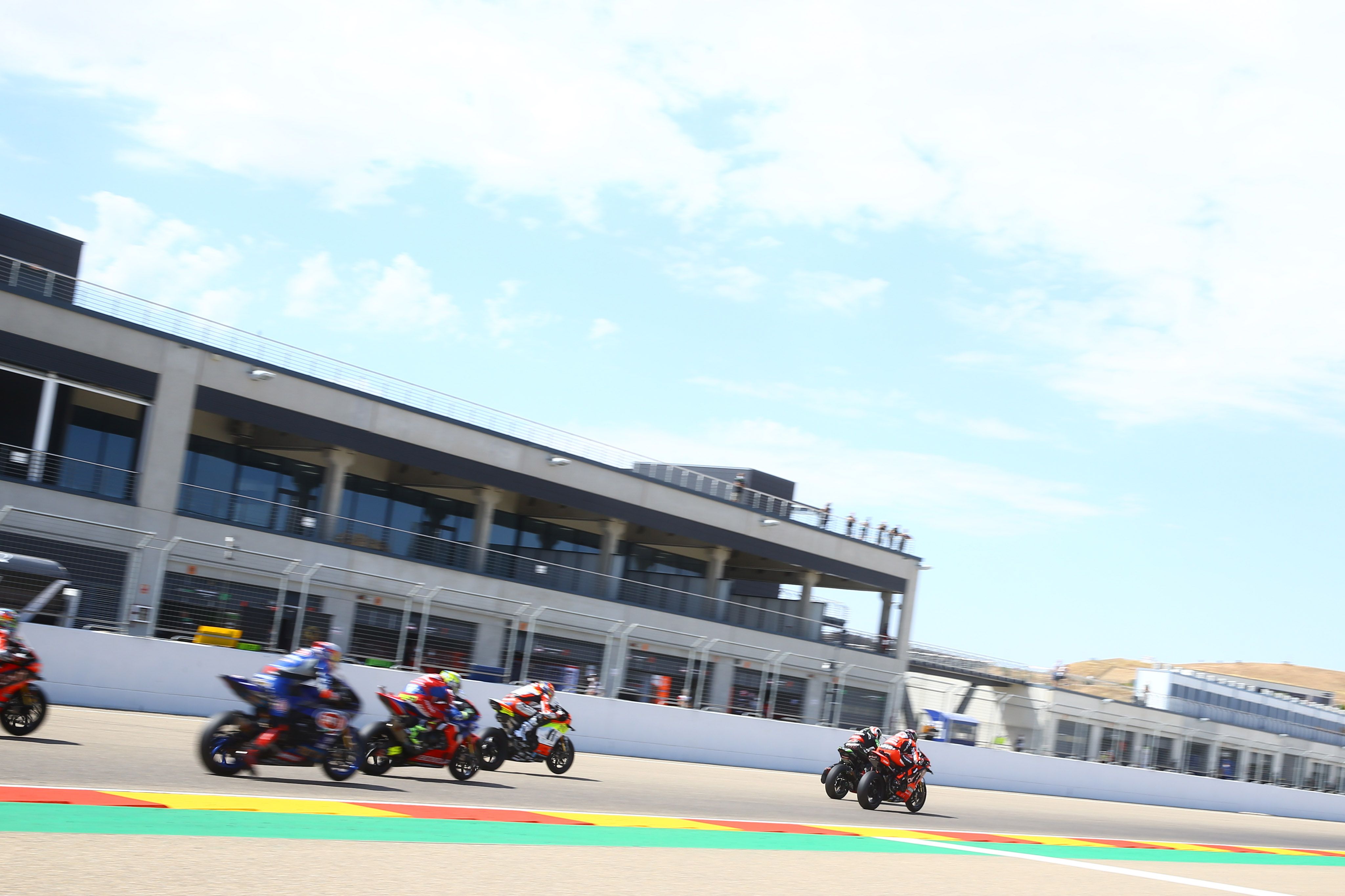 Salida de la segunda manga de Superbike en la ronda de Teruel