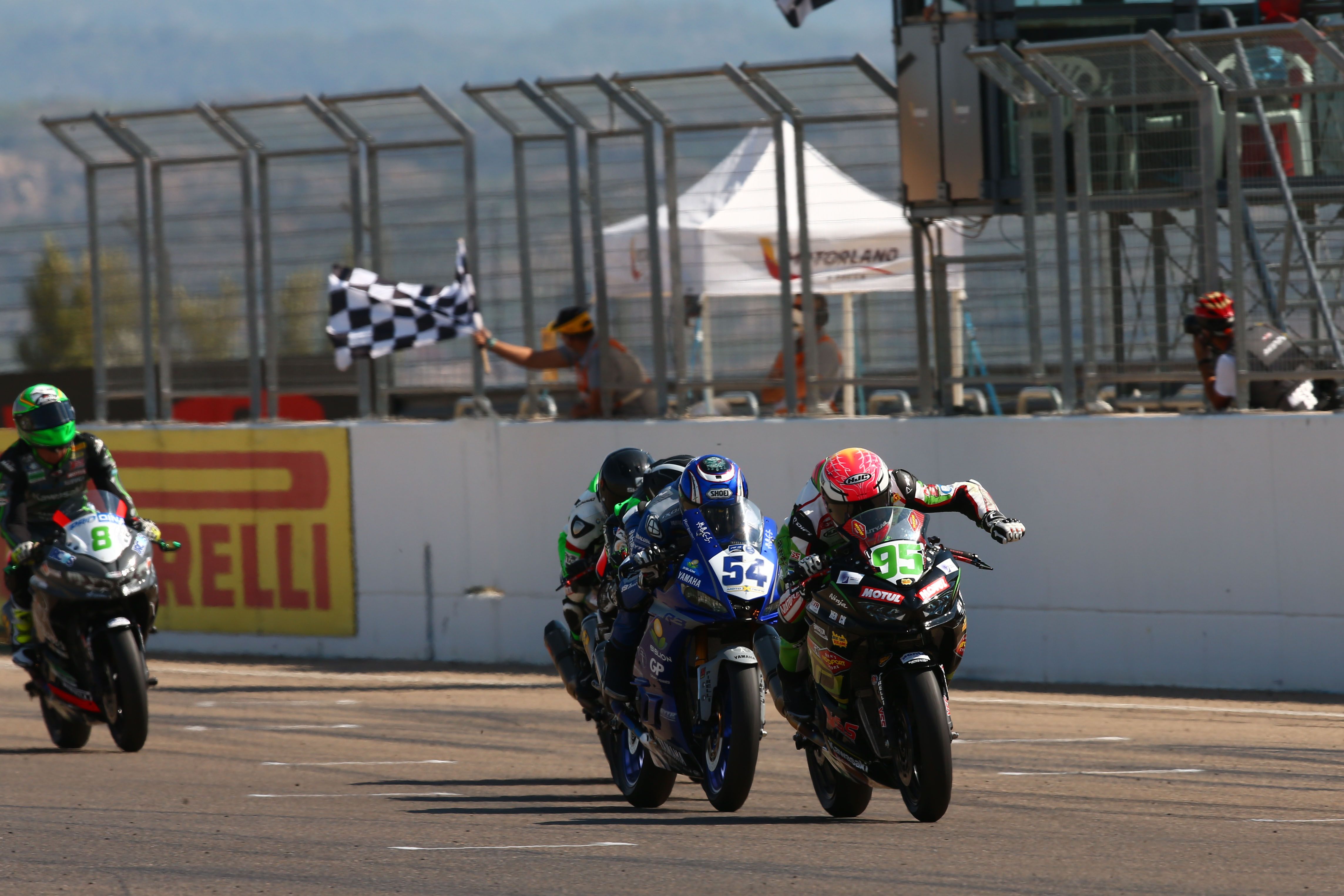Scott Deroue entra en meta seguido por Bahattin Sofuoglu y Koen Meuffels, con Mika Pérez detrás