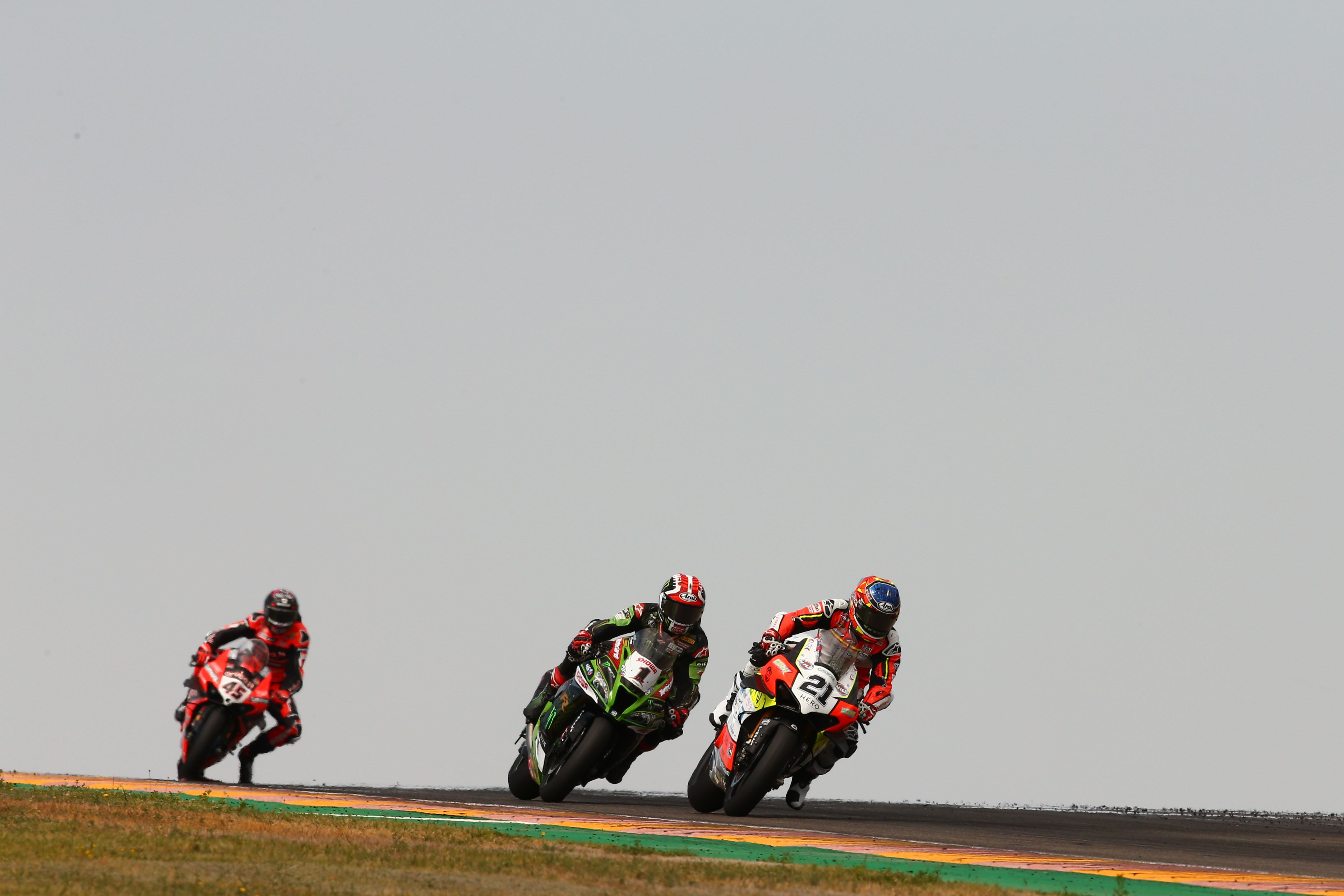 Scott Redding no pudo con el ritmo de Michael RInaldi y Jonathan Rea en la segunda manga