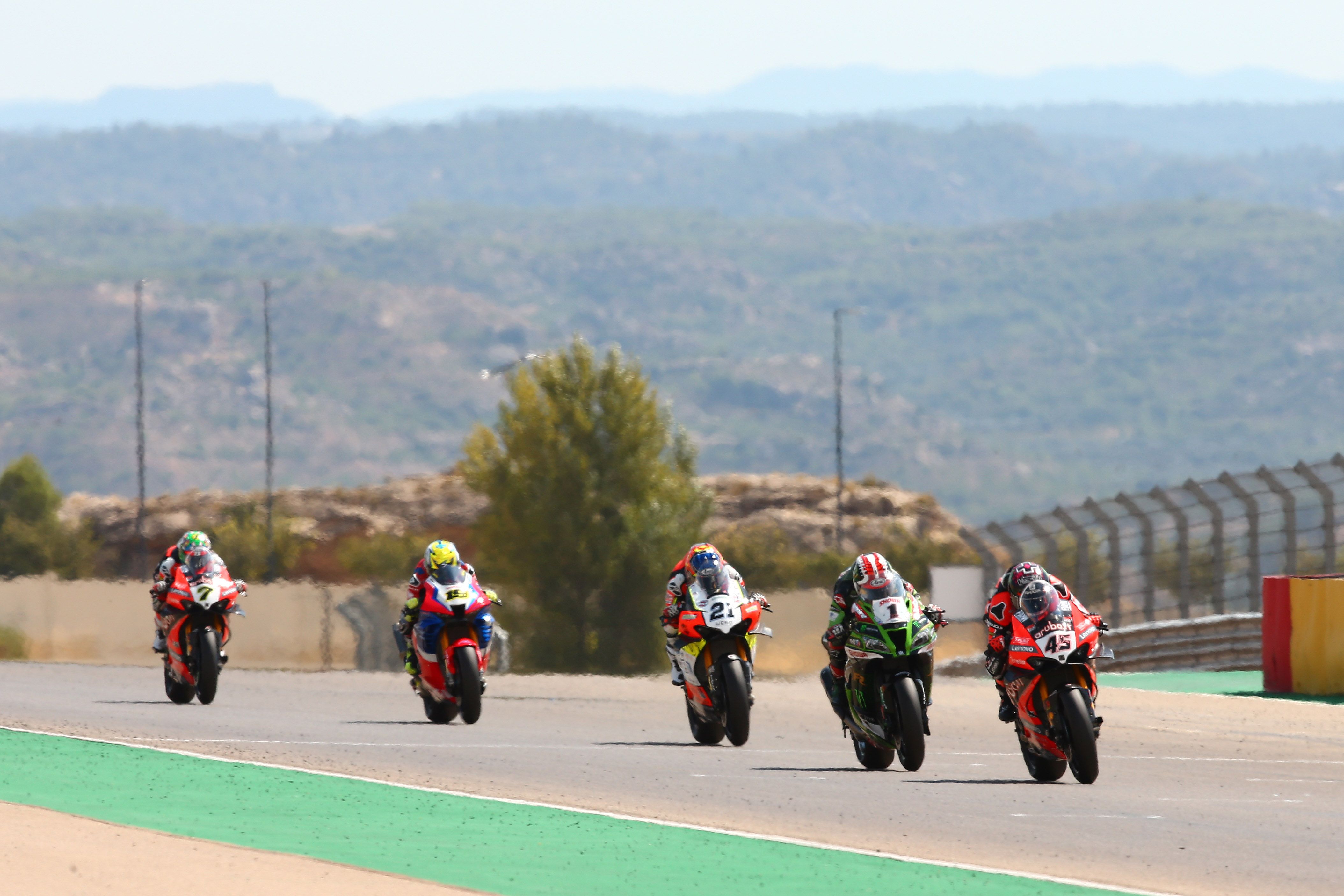 Scott Redding seguido por Jonathan Rea, Michael Rinaldi, Álvaro Bautista y Chaz Davies