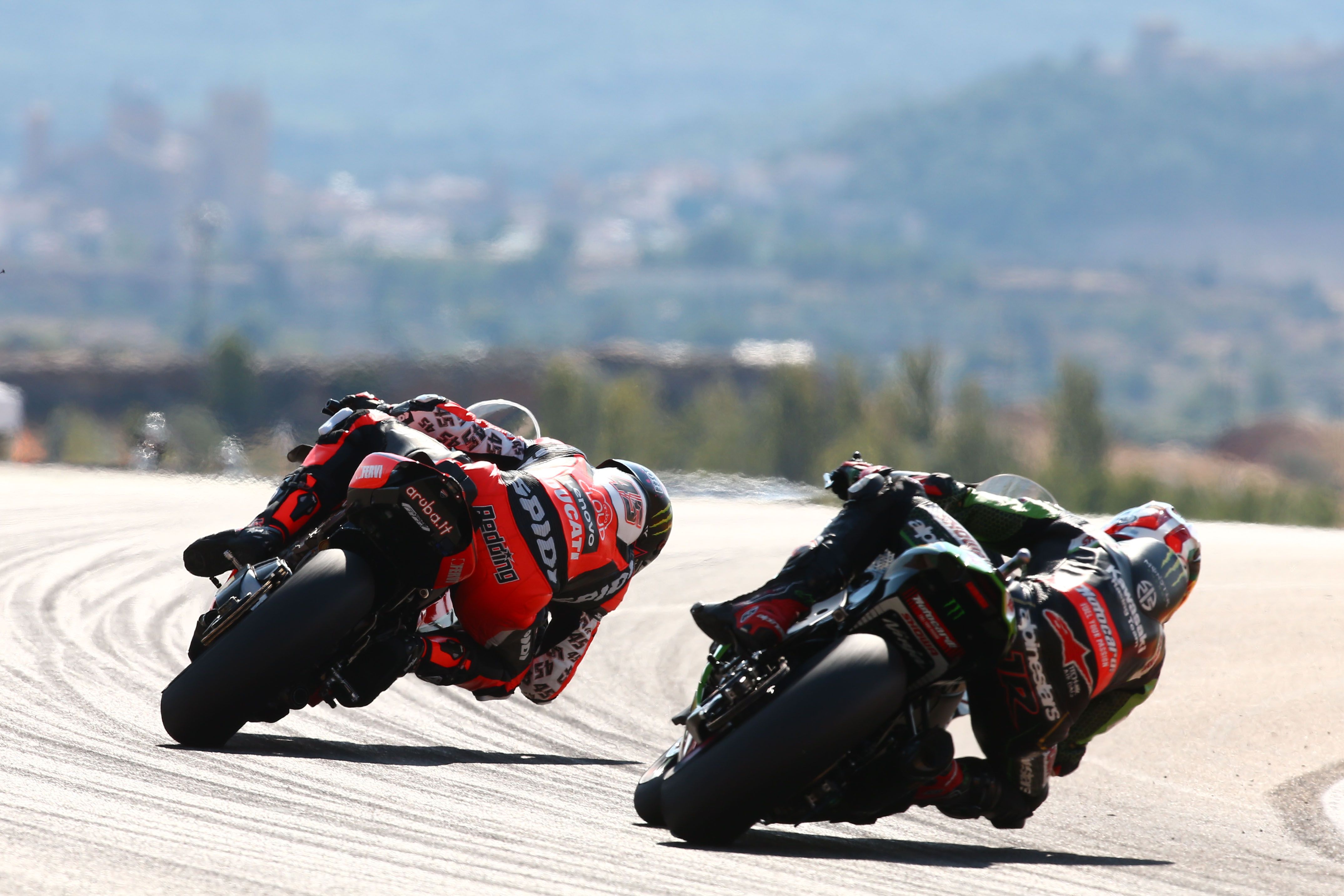 Scott Redding y Jonathan Rea derrapando