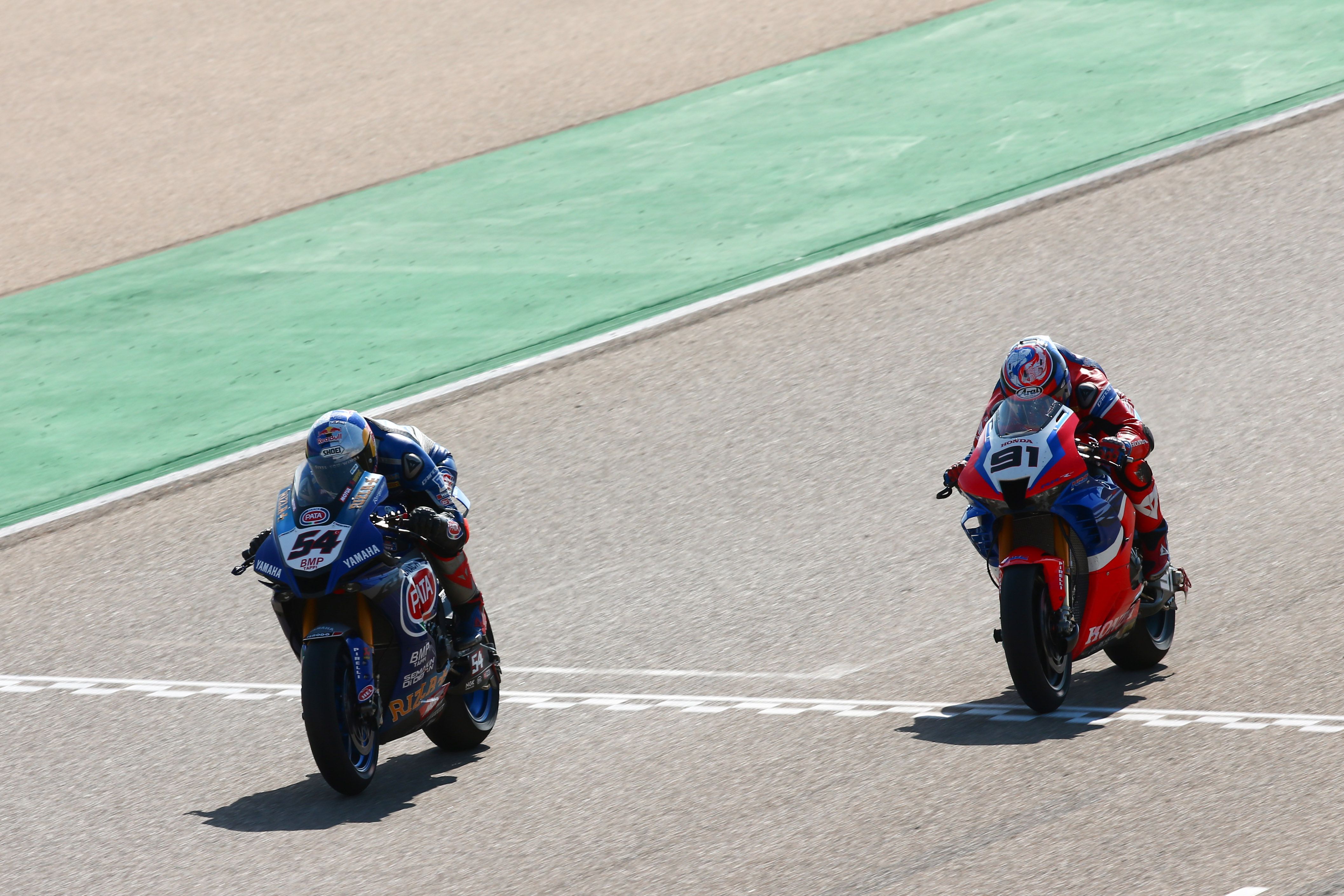 Toprak Razgatlioglu y Leon Haslam cruzando la línea de meta