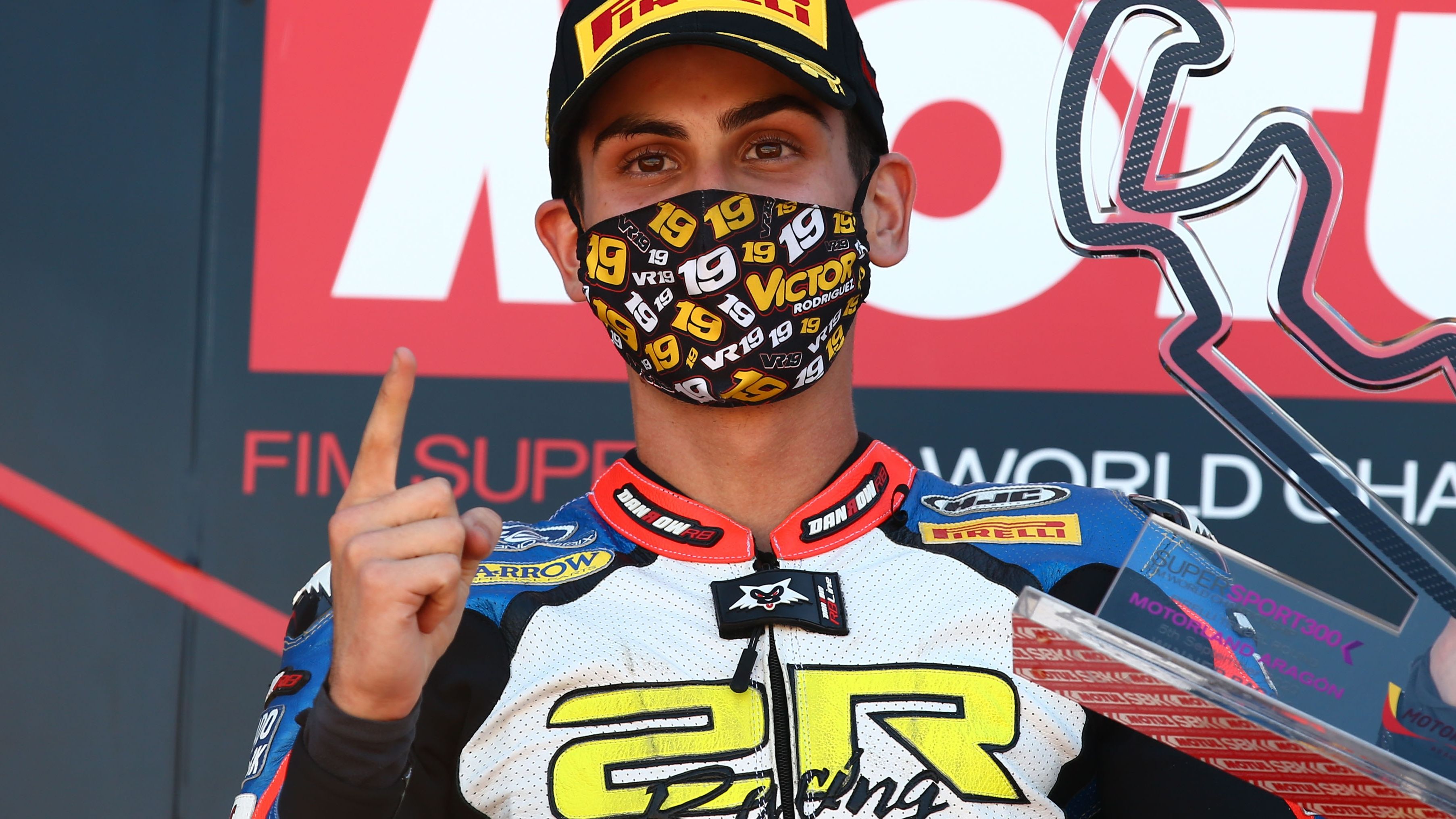 Víctor Rodríguez con su trofeo de ganador en Teruel