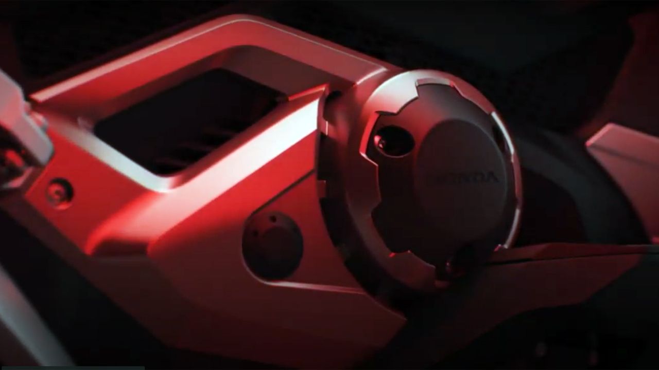 Uno de los pocos detalles que podemos apreciar del nuevo Honda Forza es la tapa del embrague.