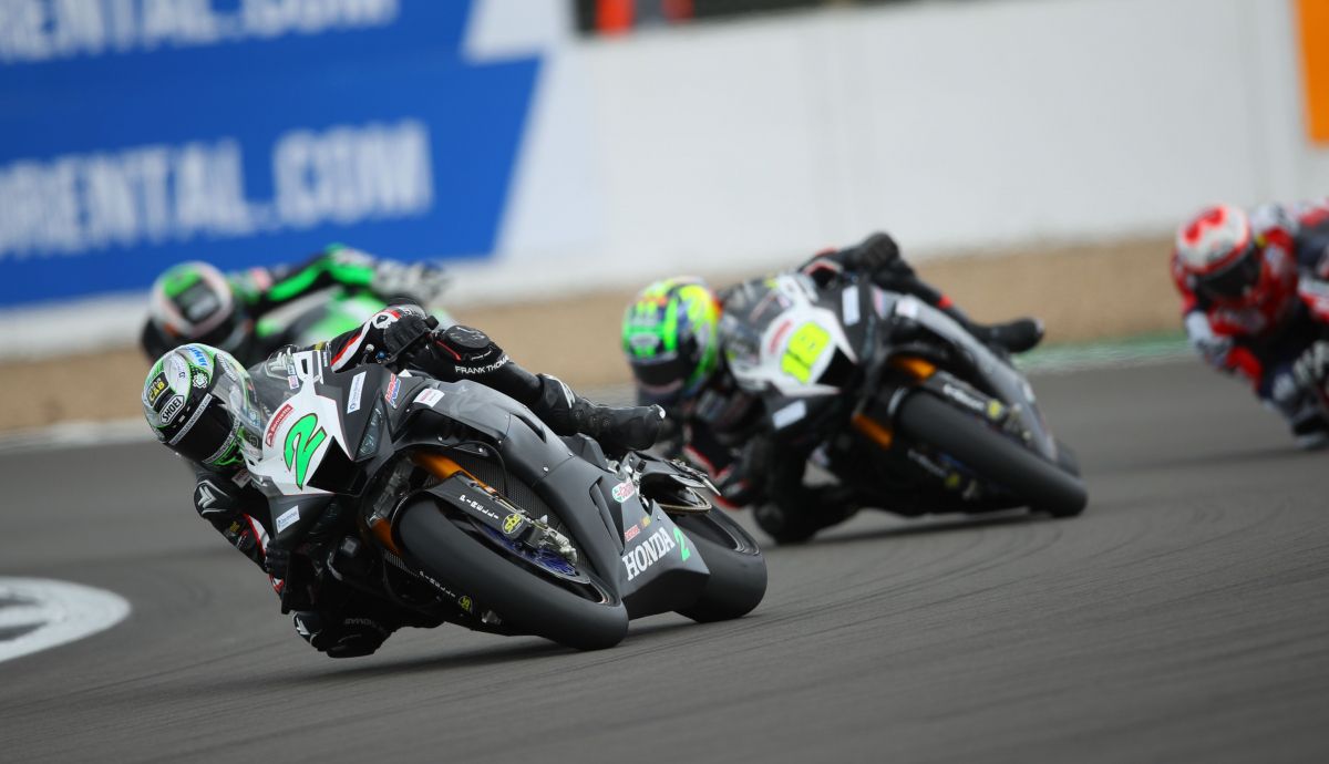 Glenn Irwin comandando la primera carrera en Silverstone Glenn Irwin comandando la primera carrera en Silverstone