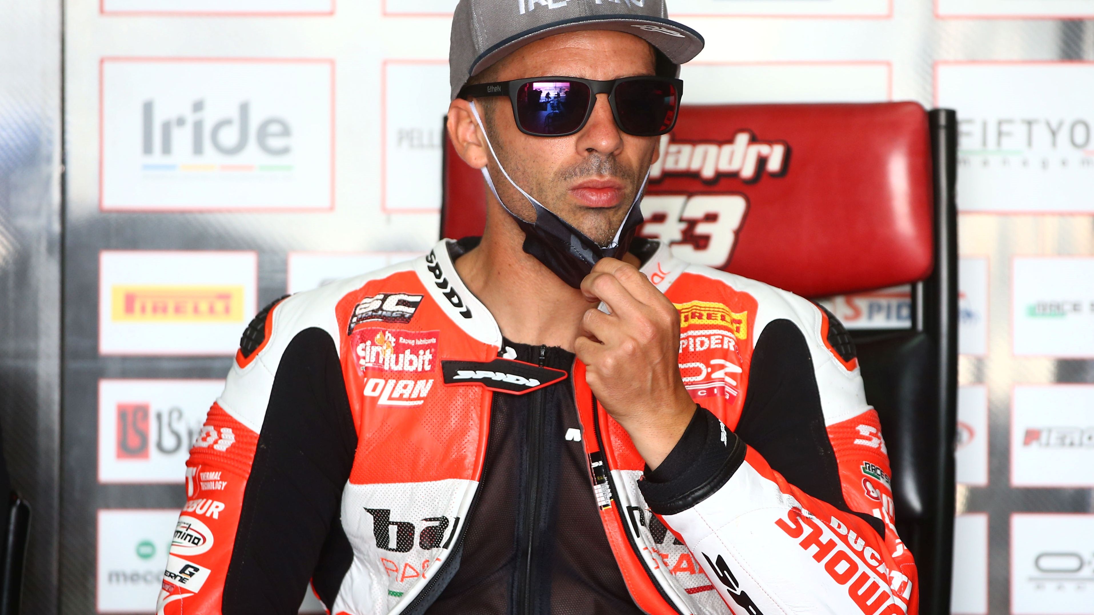 Marco Melandri en el box del Barni Racing