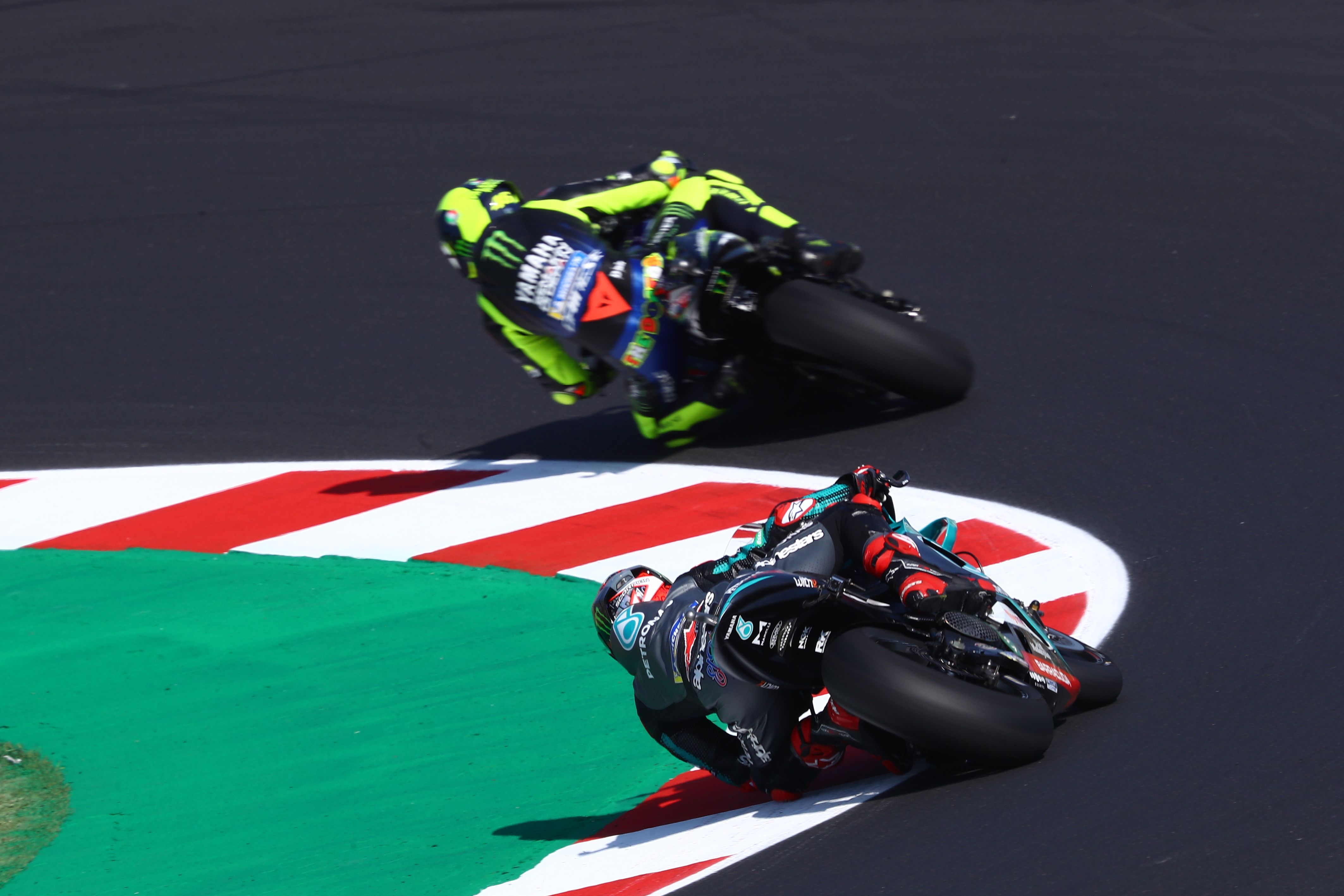 Fabio Quartararo siguiendo a Valentino Rossi durante los libres del viernes en Misano.