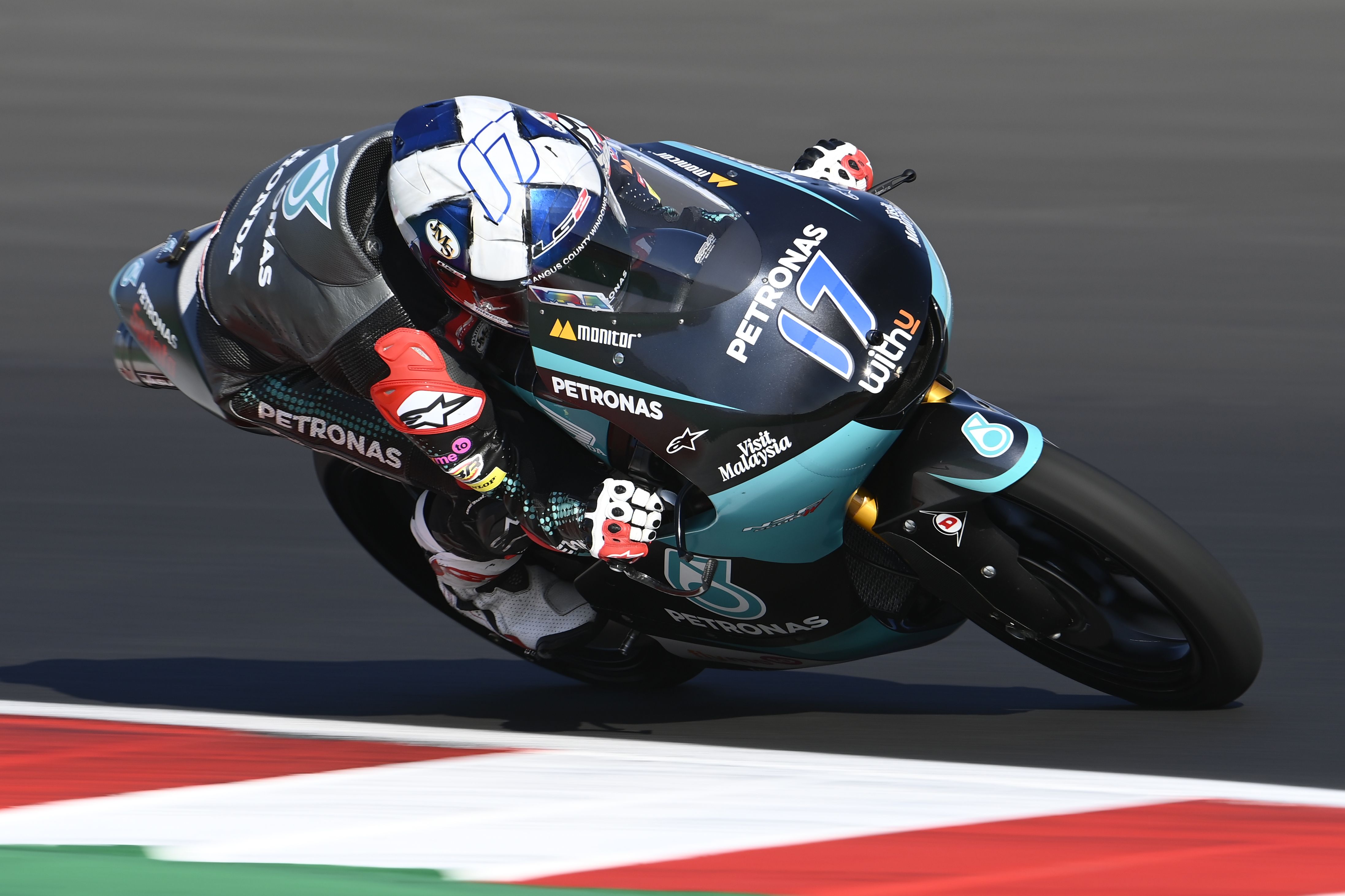 El escocés John McPhee ha logrado su primera victoria del año en Moto3.