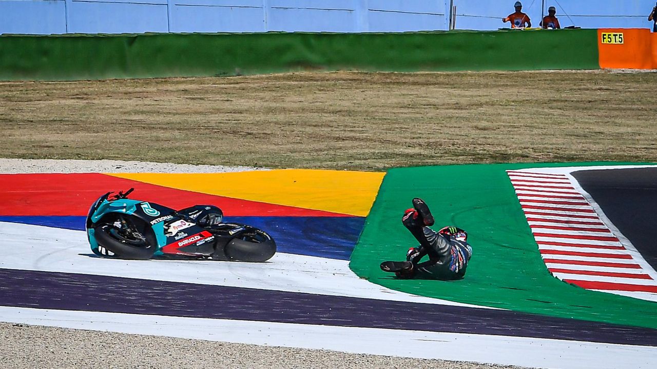 El momento de la caída de Fabio Quartararo en la vuelta 8.