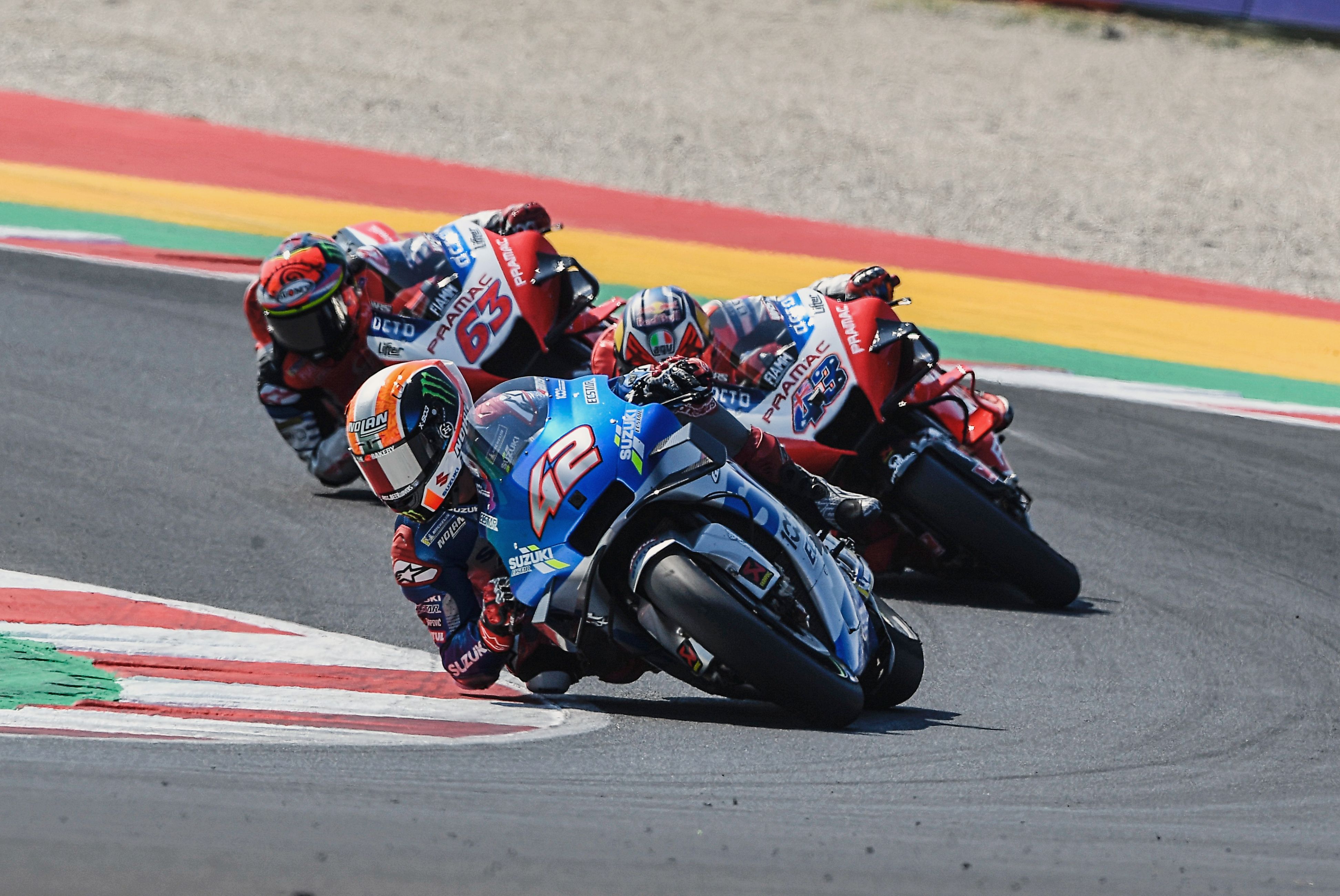 Álex Rins se tuvo que conformar con la quinta posición en una carrera que se le hizo larga.