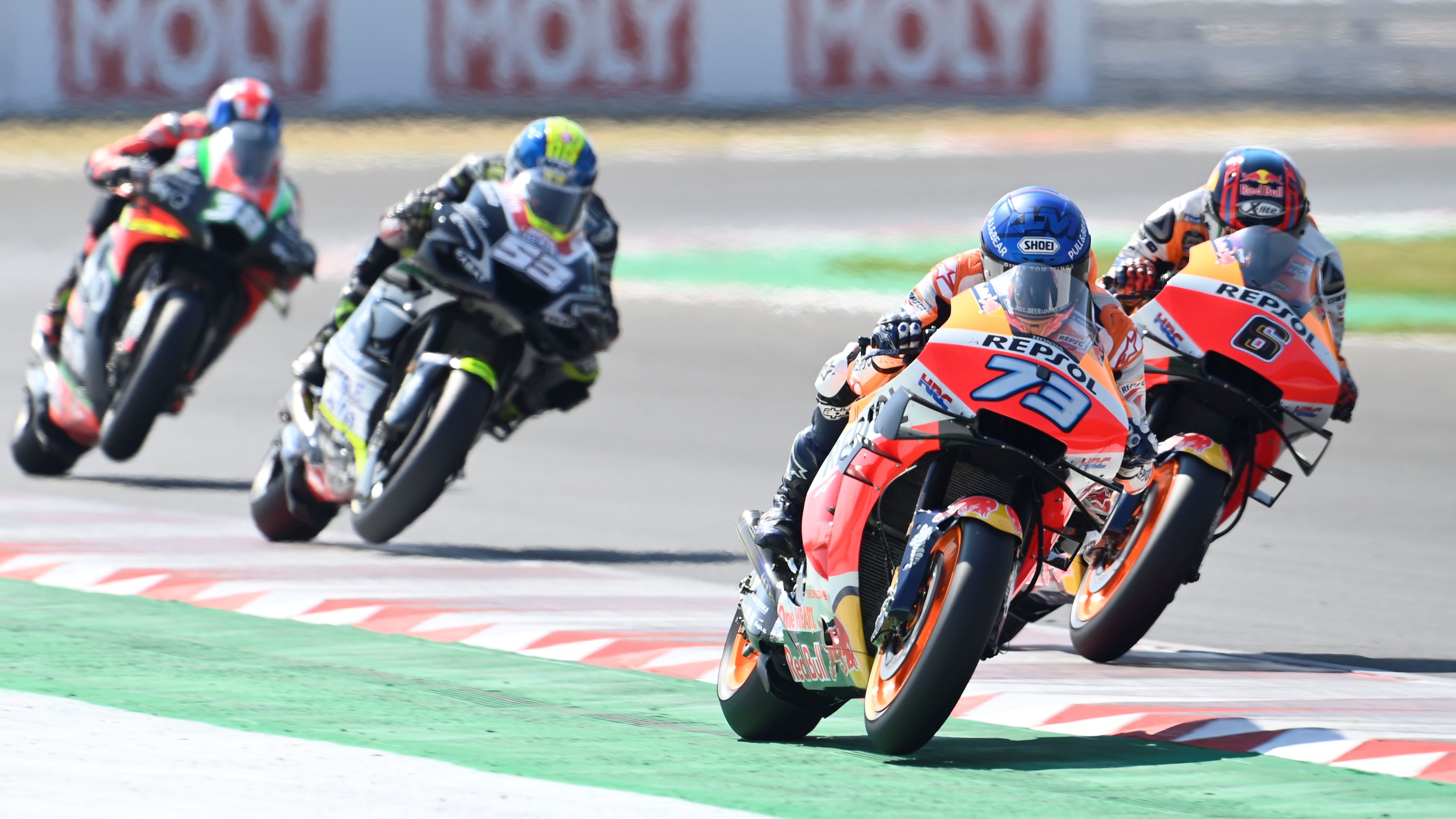 Álex Márquez y Stefan Bradl luchan delante de Tito Rabat y Bradley Smith