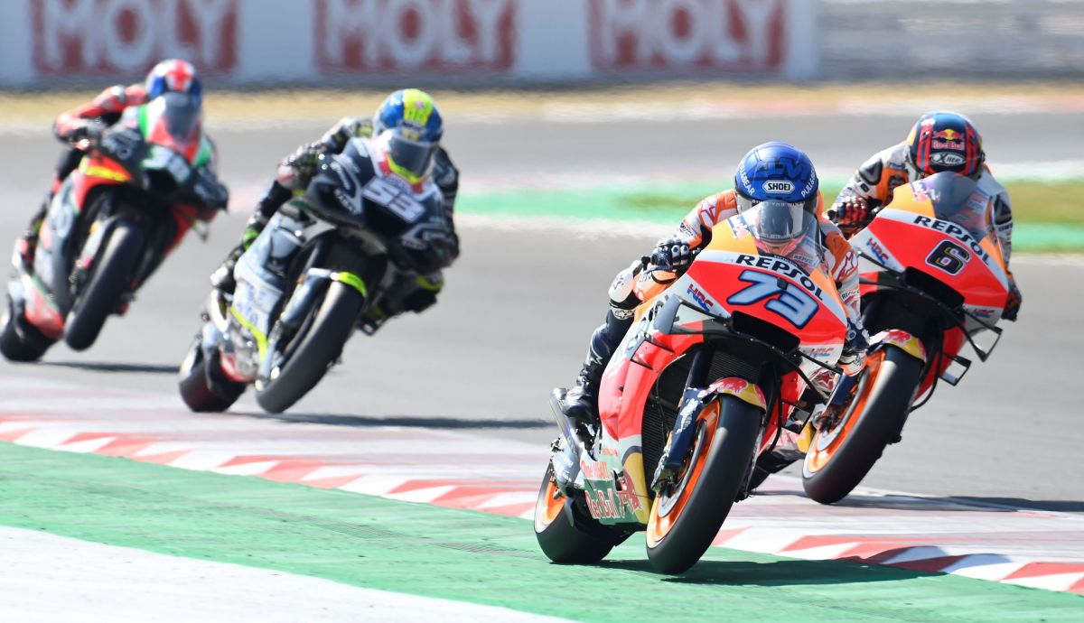 Álex Márquez y Stefan Bradl luchan delante de Tito Rabat y Bradley Smith Álex Márquez y Stefan Bradl luchan delante de Tito Rabat y Bradley Smith