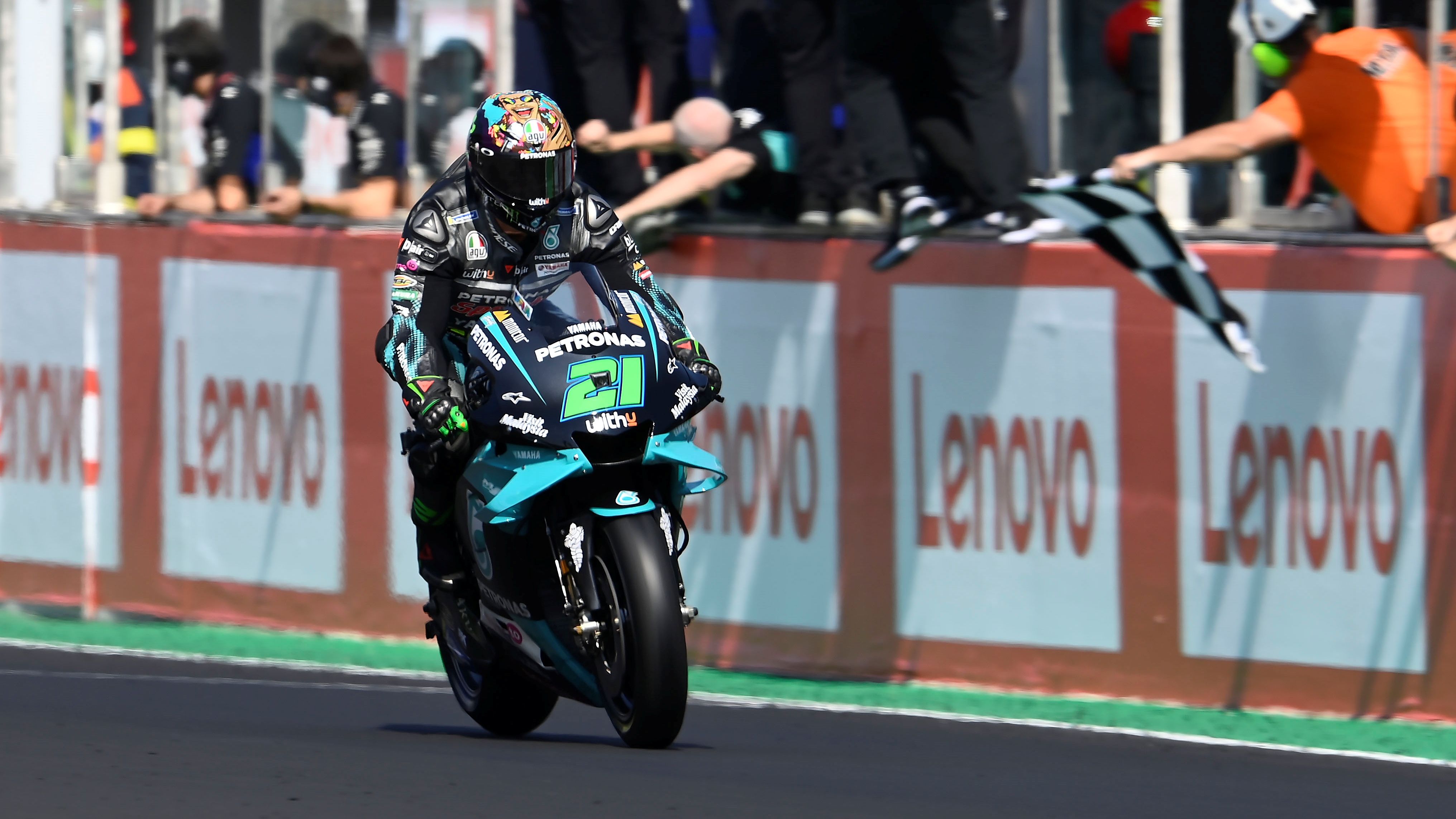 El momento en que Franco Morbidelli pasa la bandera a cuadros