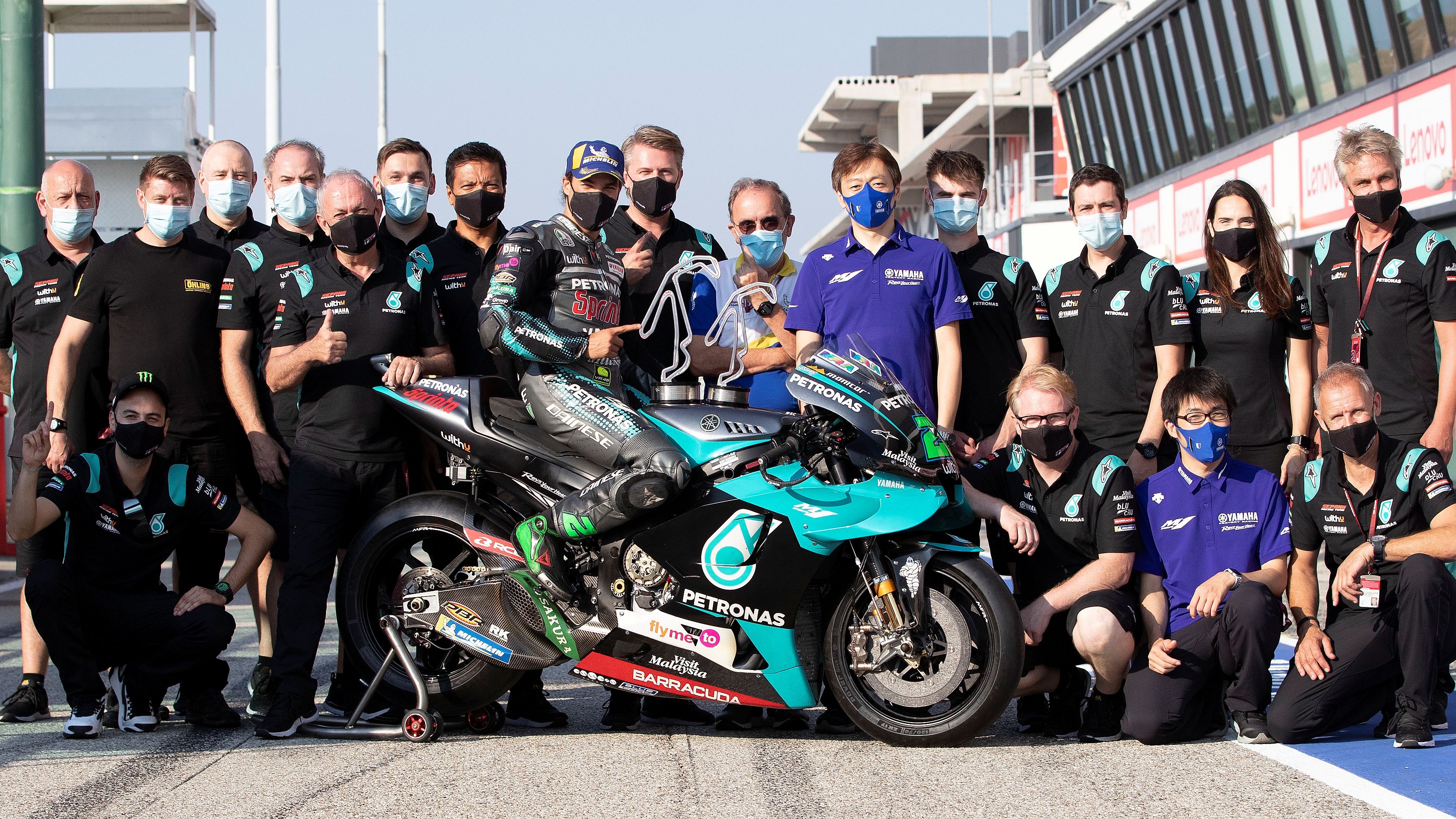 El Petronas Yamaha SRT festeja el triunfo de Franco Morbidelli