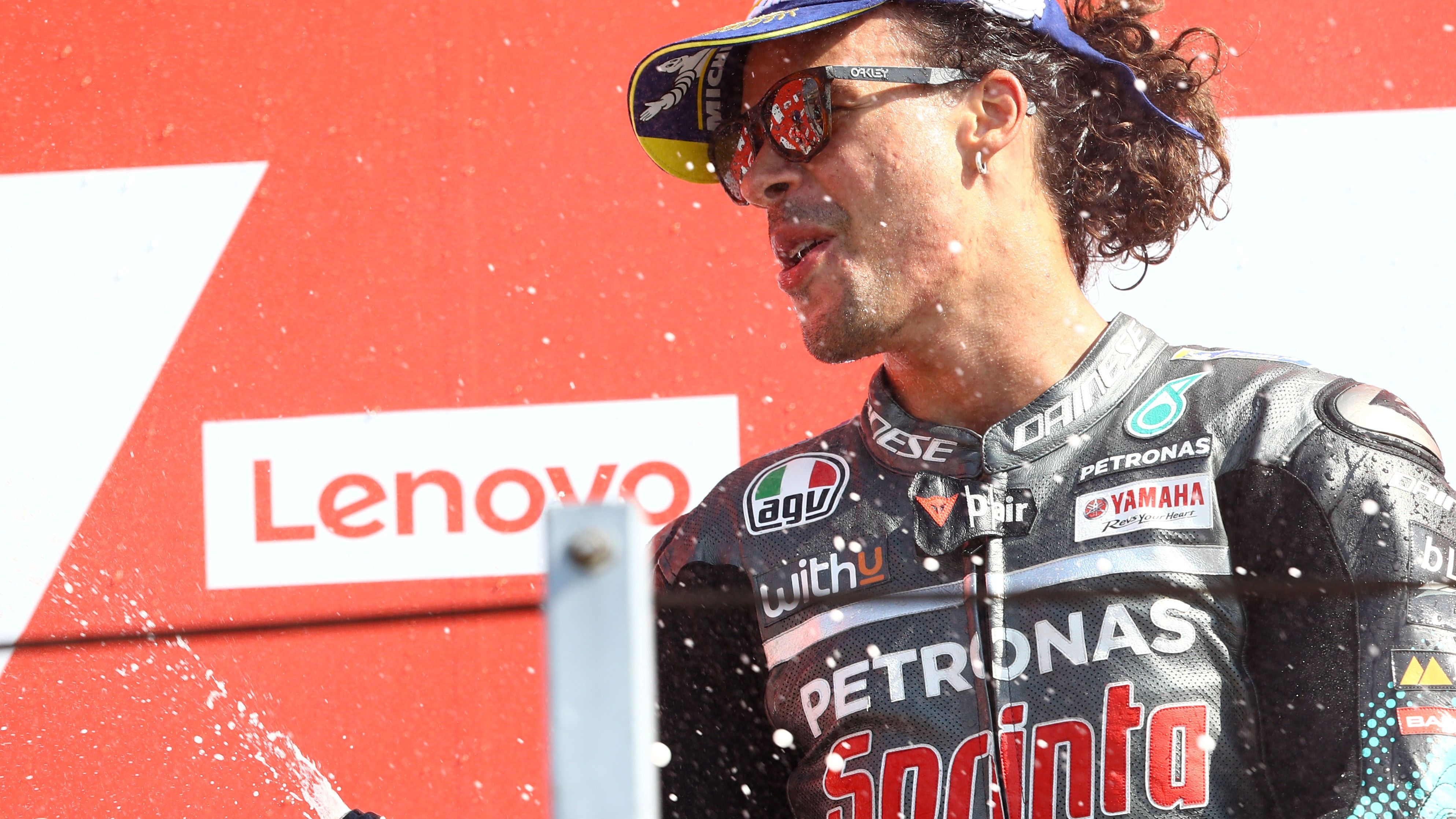 Franco Morbidelli en lo más alto del podio de MotoGP
