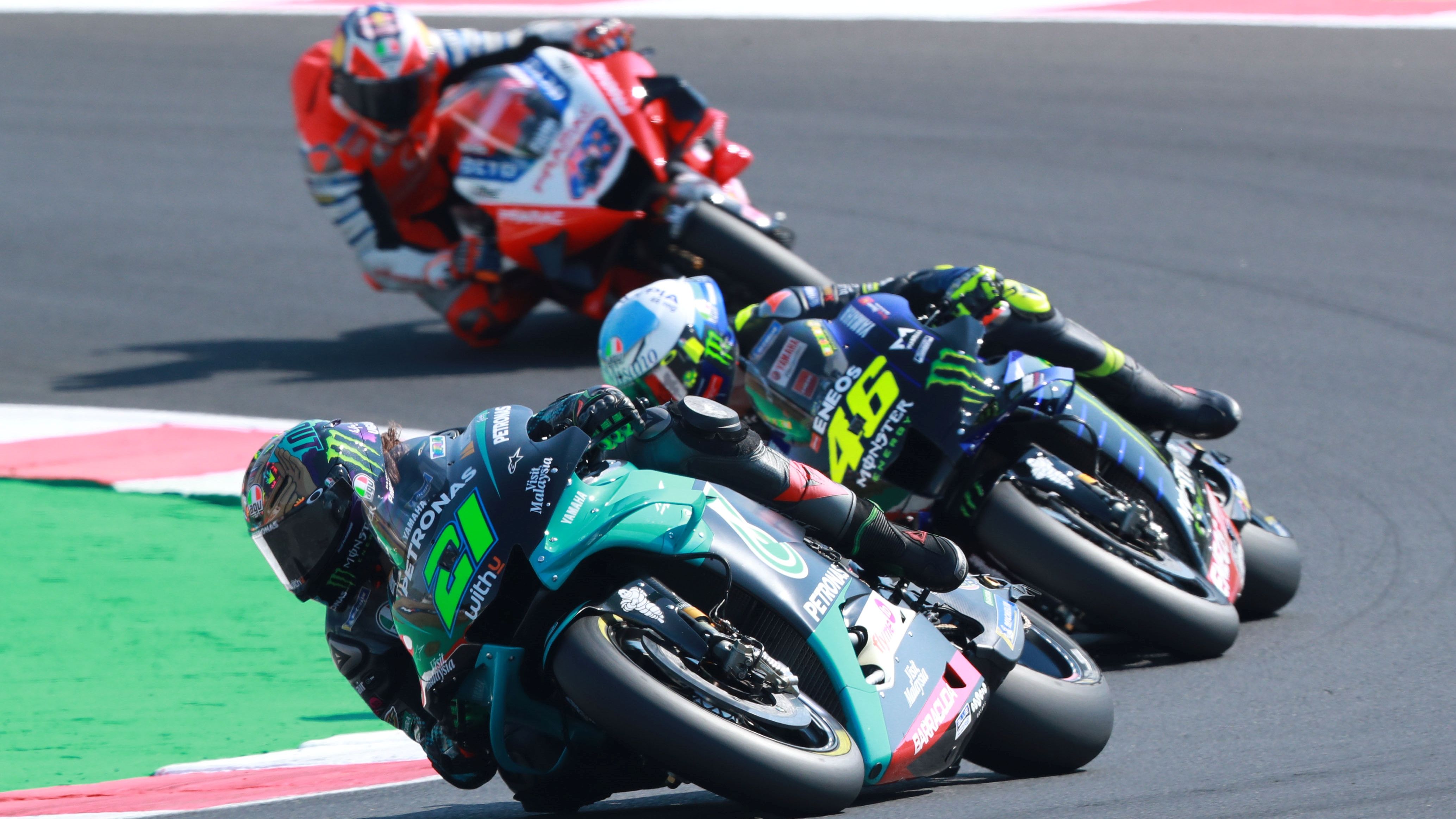 Franco Morbidelli se defiende de Valentino Rossi ante Jack Miller