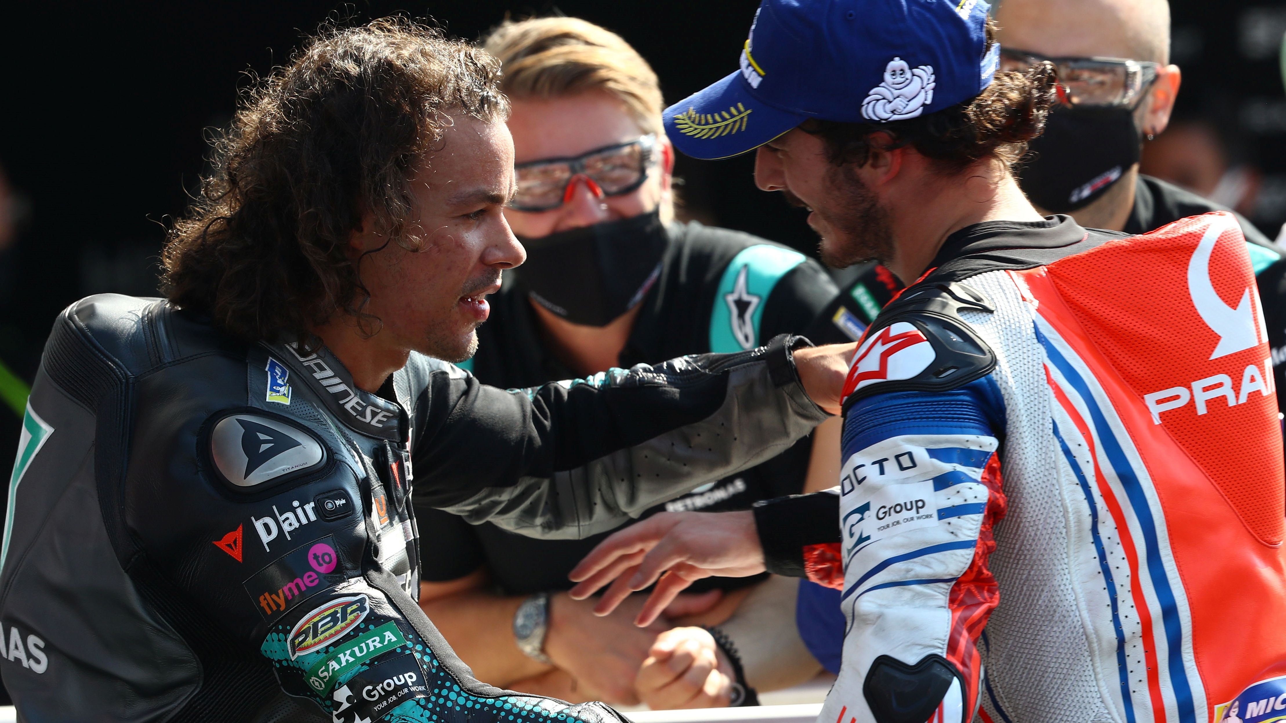 Franco Morbidelli y Pecco Bagnaia se felicitan tras la carrera