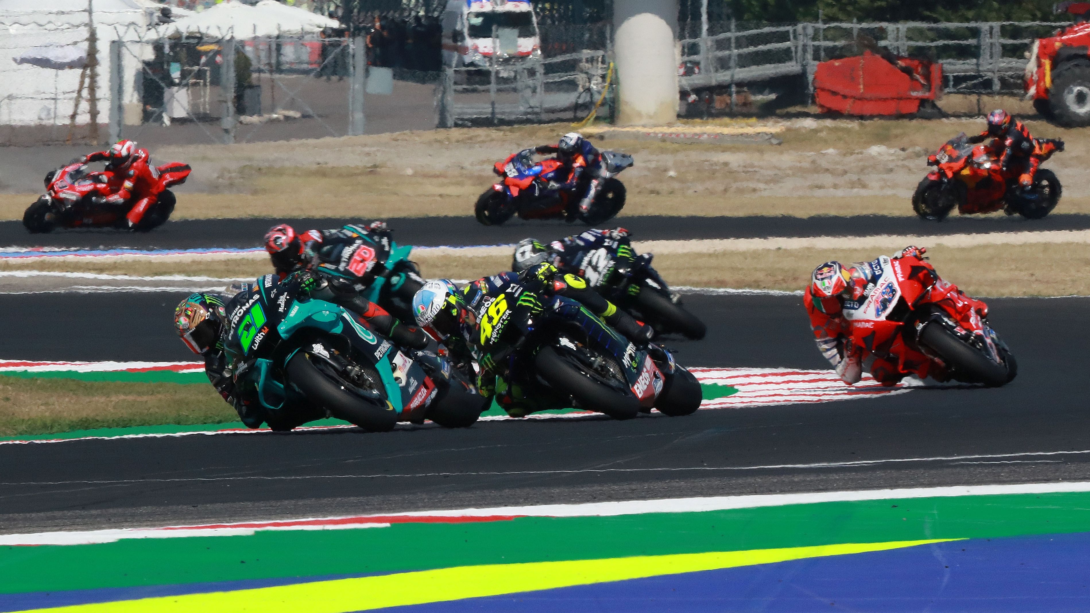 Franco Morbidelli y Valentino Rossi lideran el comienzo de carrera