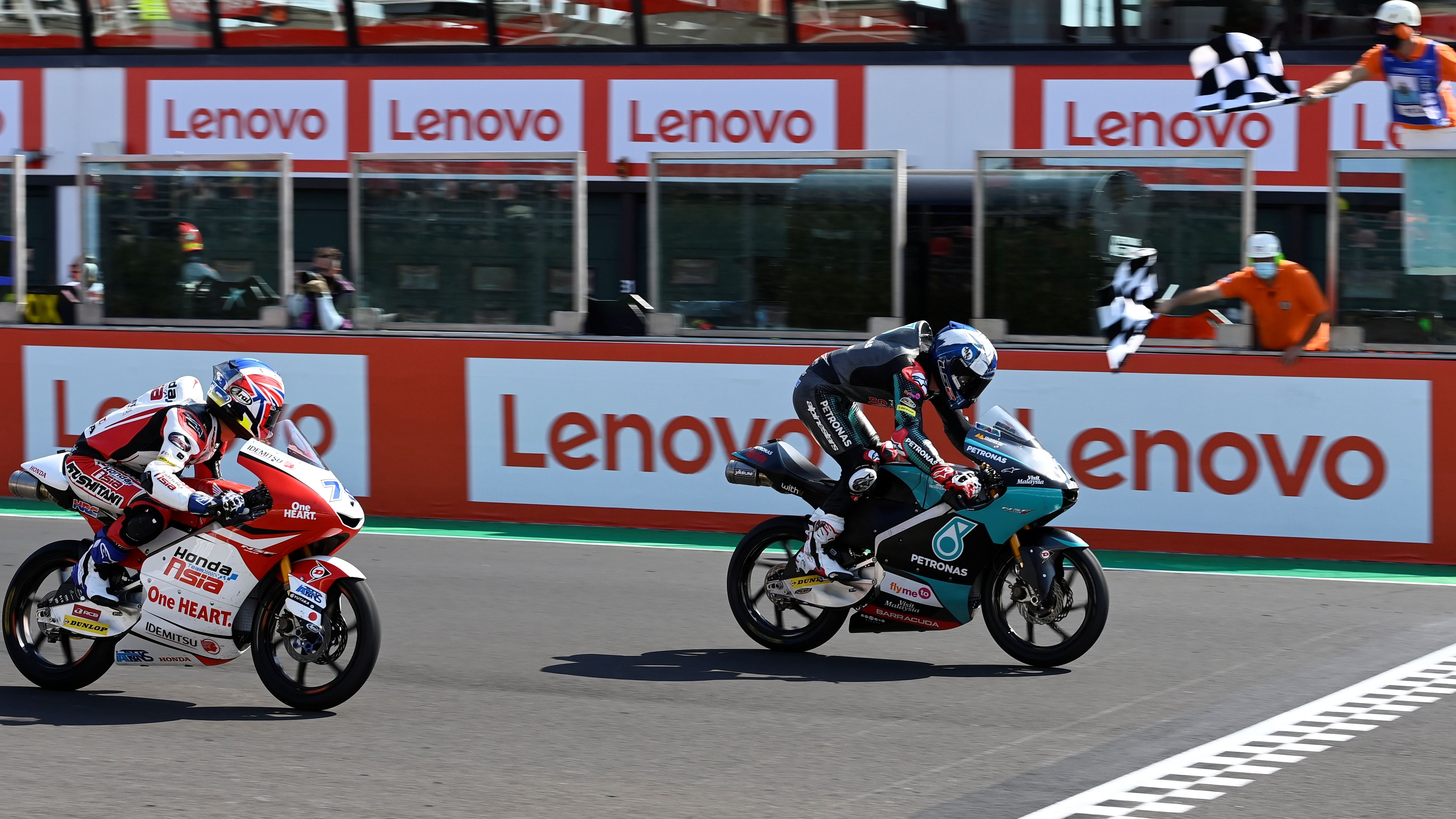 John McPhee vence por delante de Ai Ogura