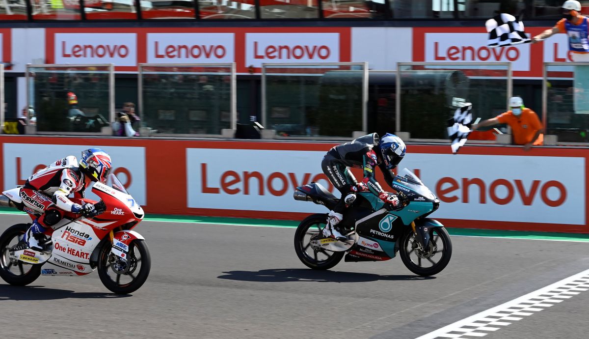 John McPhee vence por delante de Ai Ogura John McPhee vence por delante de Ai Ogura