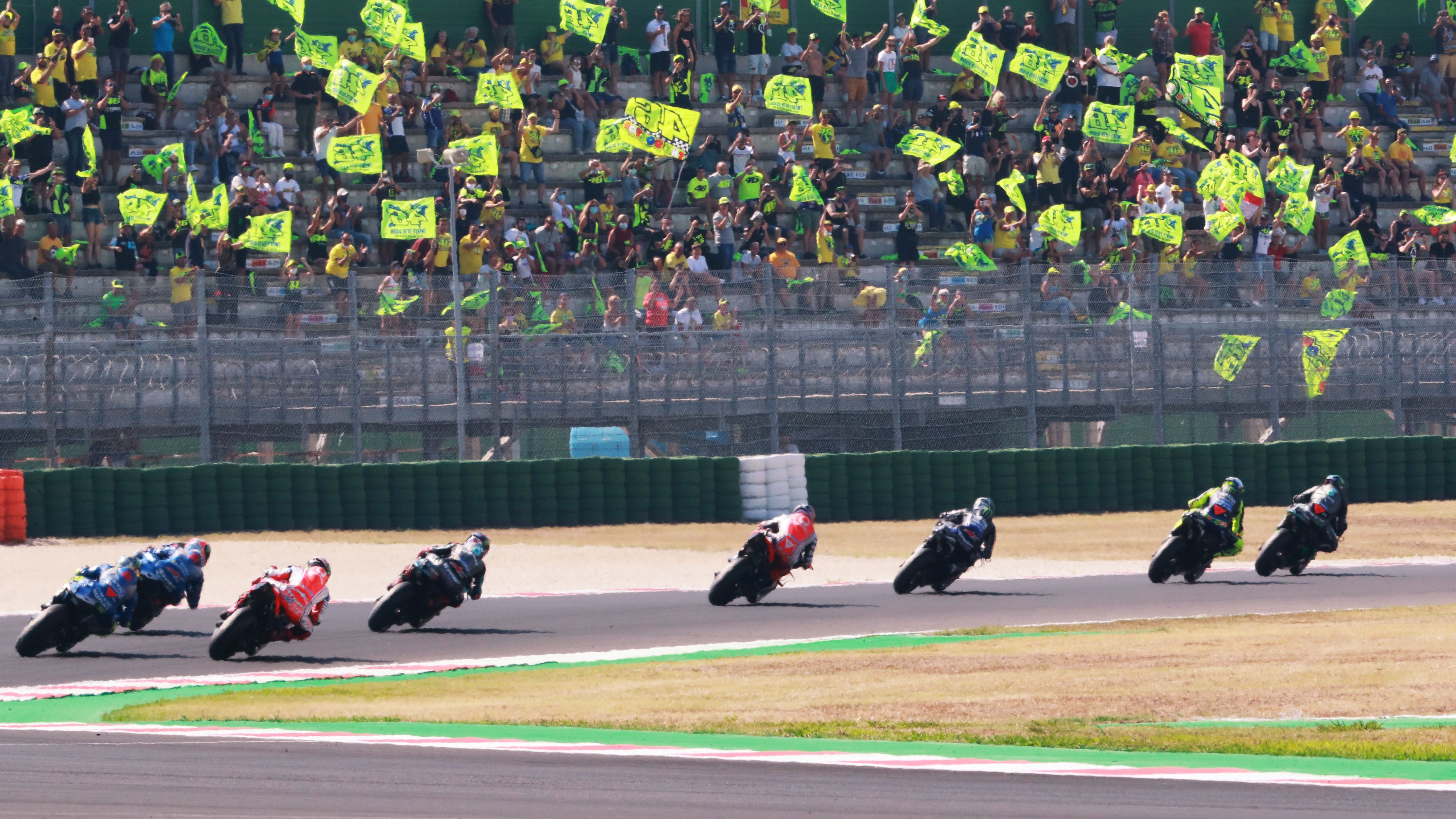Los fans de Valentino Rossi alientan a su piloto, que rueda segundo