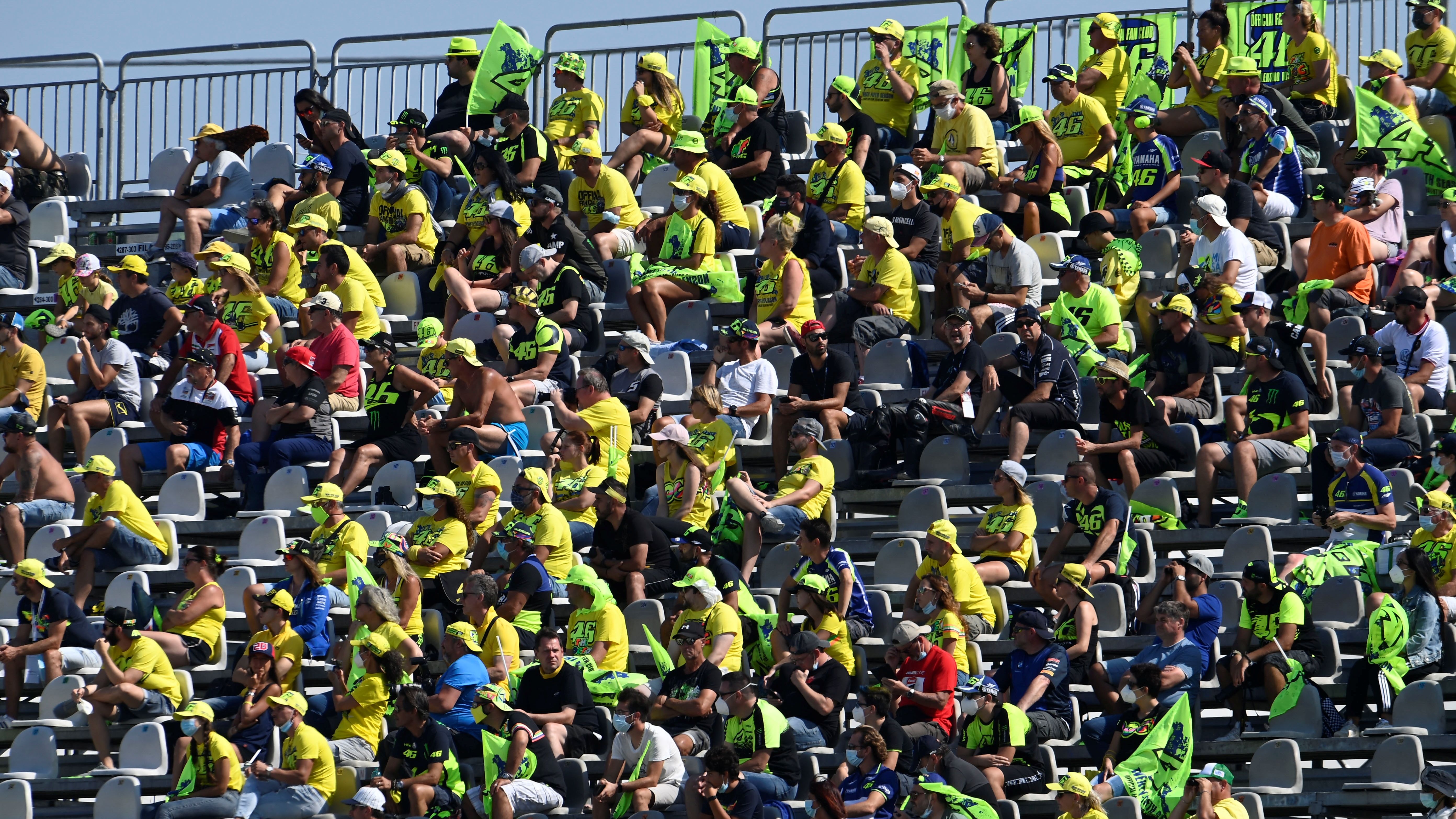 Los fans pudieron volver a las gradas, que se tiñeron de amarillo