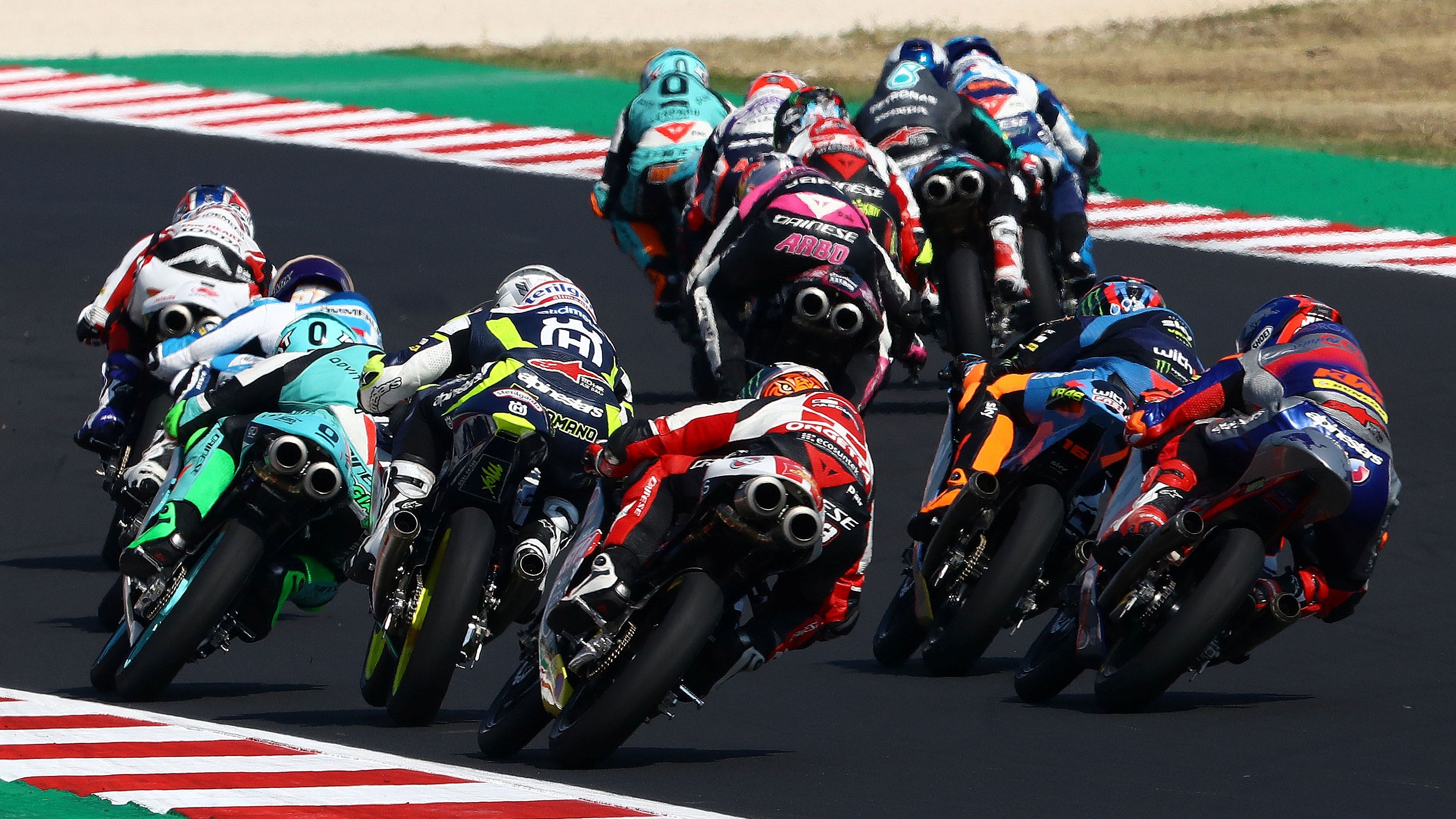 Los pilotos de Moto3 buscan su sitio a la salida de la curva