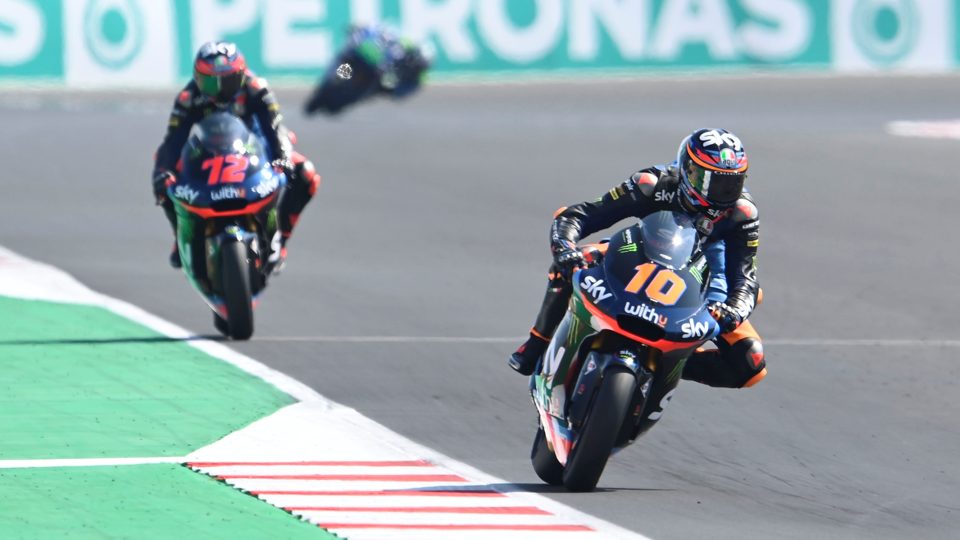 Luca Marini controla la ventaja respecto a Marco Bezzecchi
