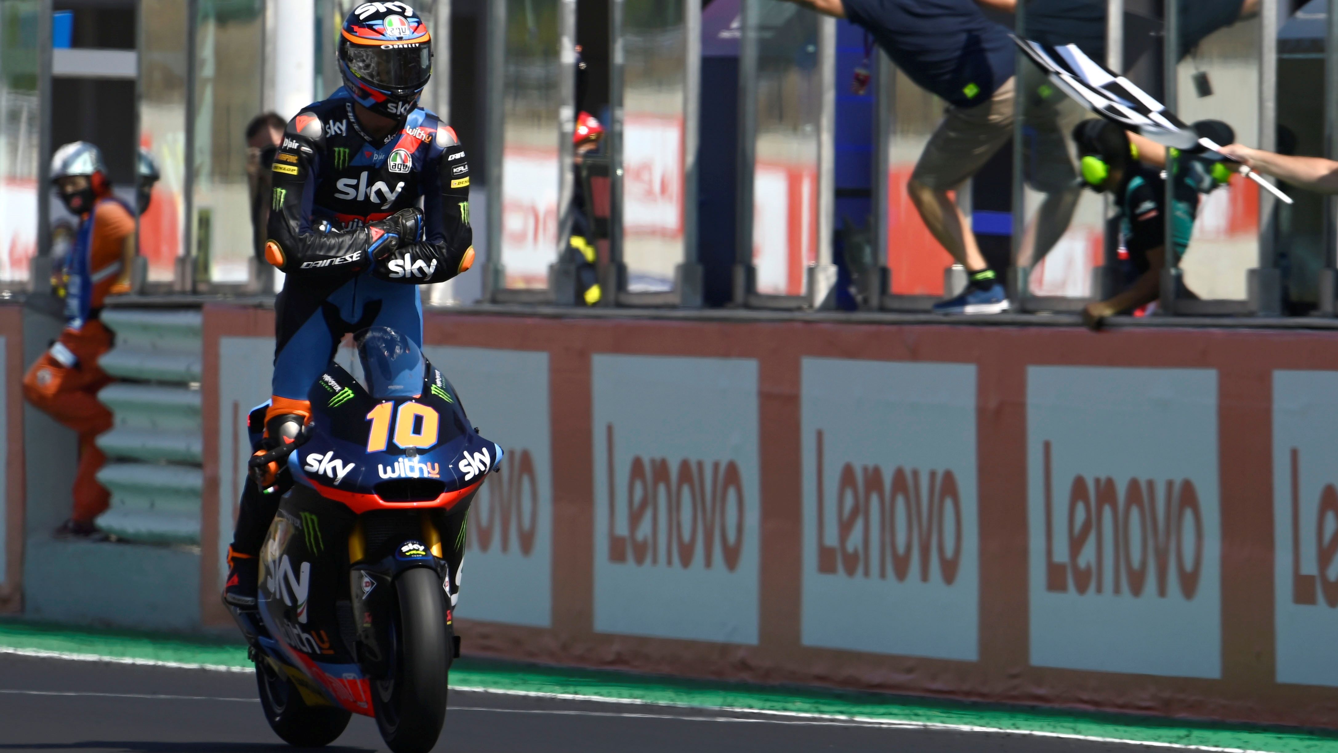 Luca Marini tras pasar primero la línea de meta