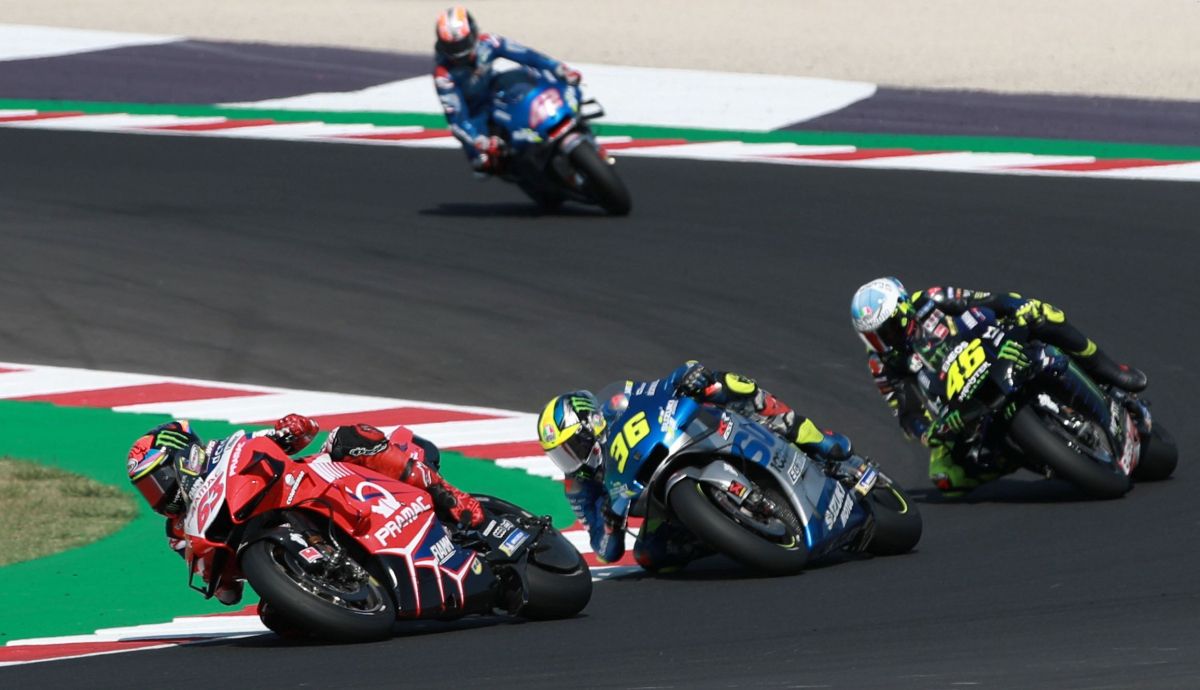 Pecco Bagnaia defiende su segunda posición en la última vuelta ante Joan Mir y Valentino Rossi Pecco Bagnaia defiende su segunda posición en la última vuelta ante Joan Mir y Valentino Rossi
