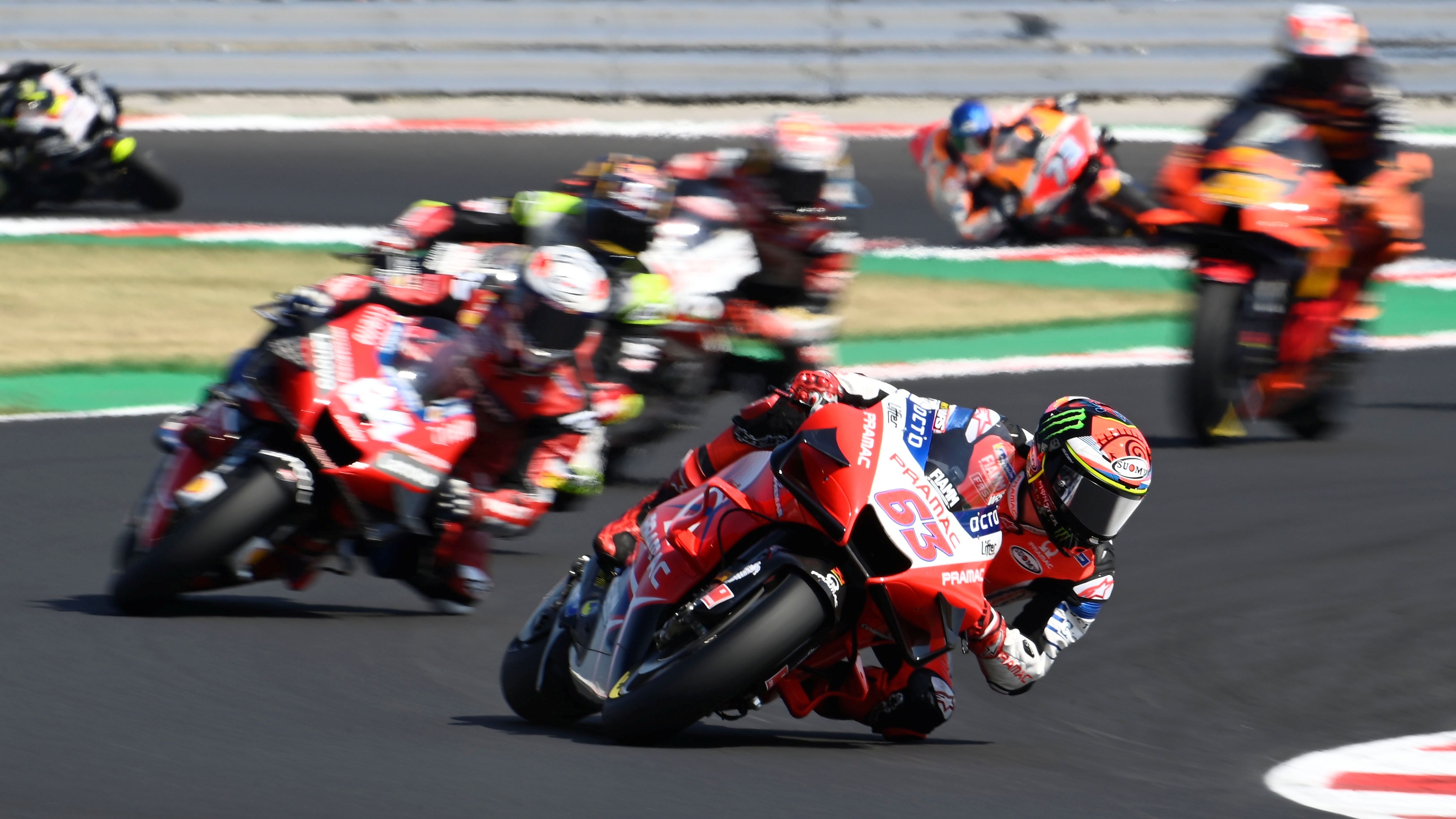 Pecco Bagnaia delante de Andrea Dovizioso en las primeras vueltas