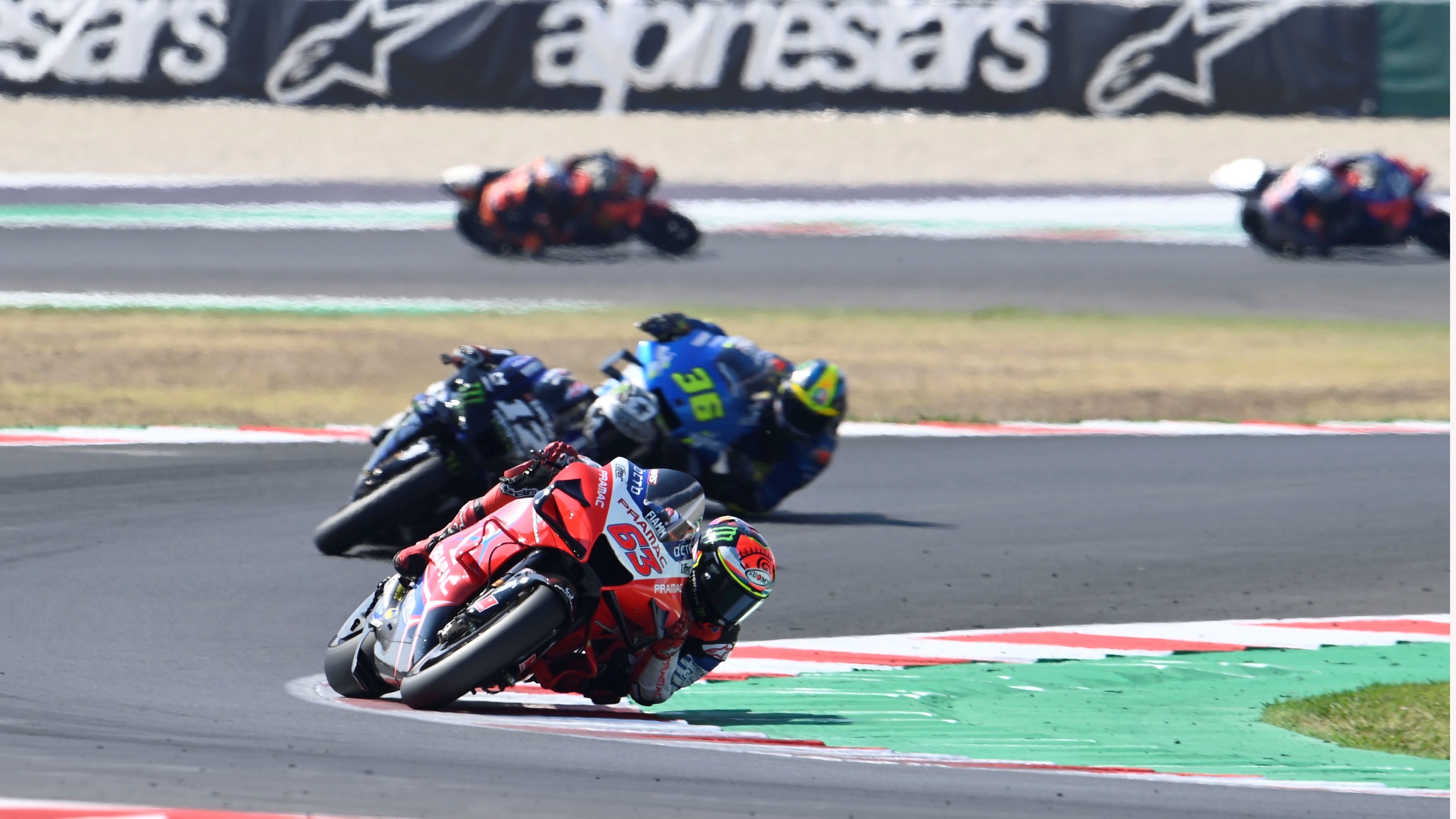 Pecco Bagnaia delante de Maverick Viñales y Joan Mir