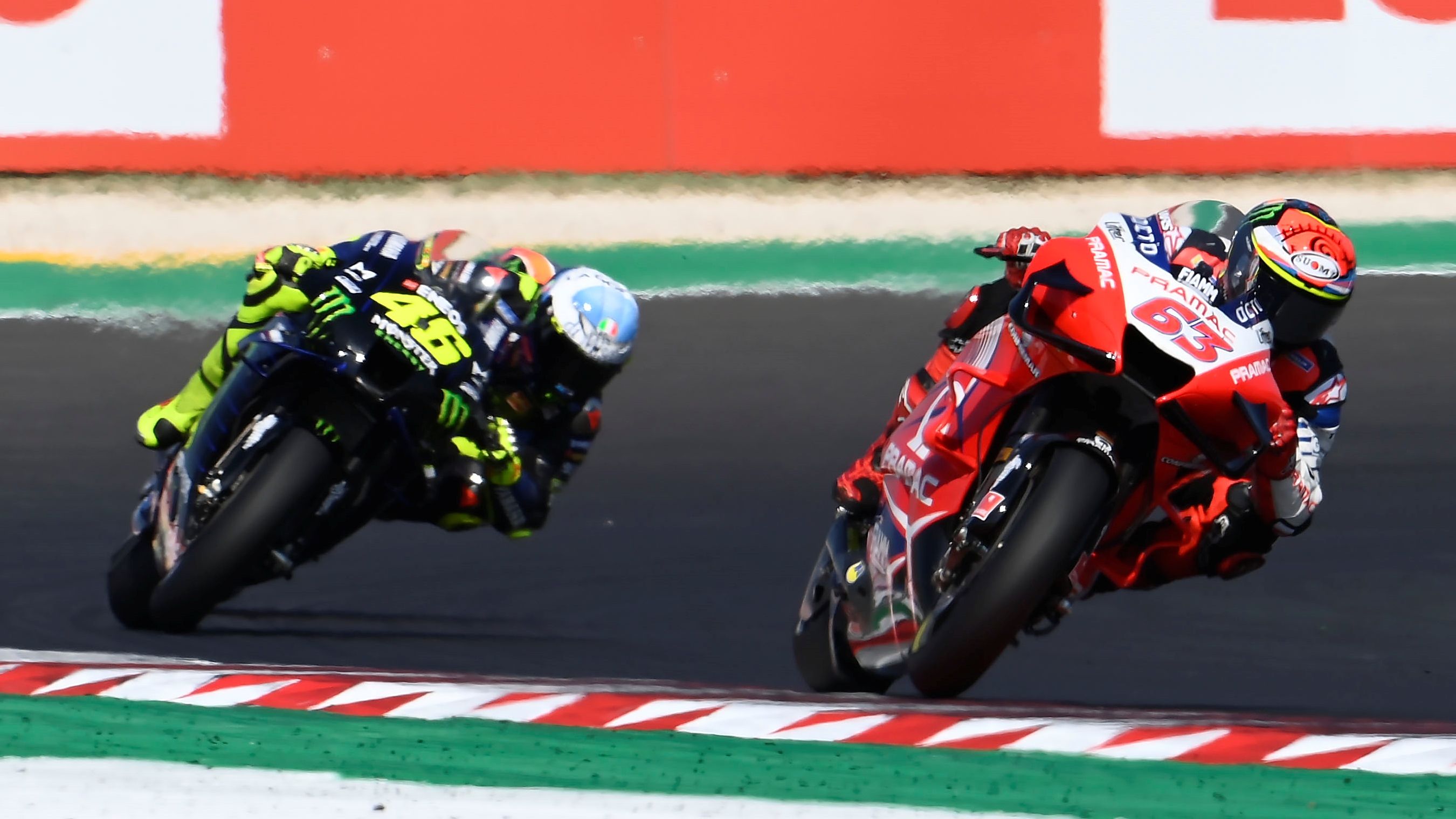 Pecco Bagnaia perseguido por Valentino Rossi