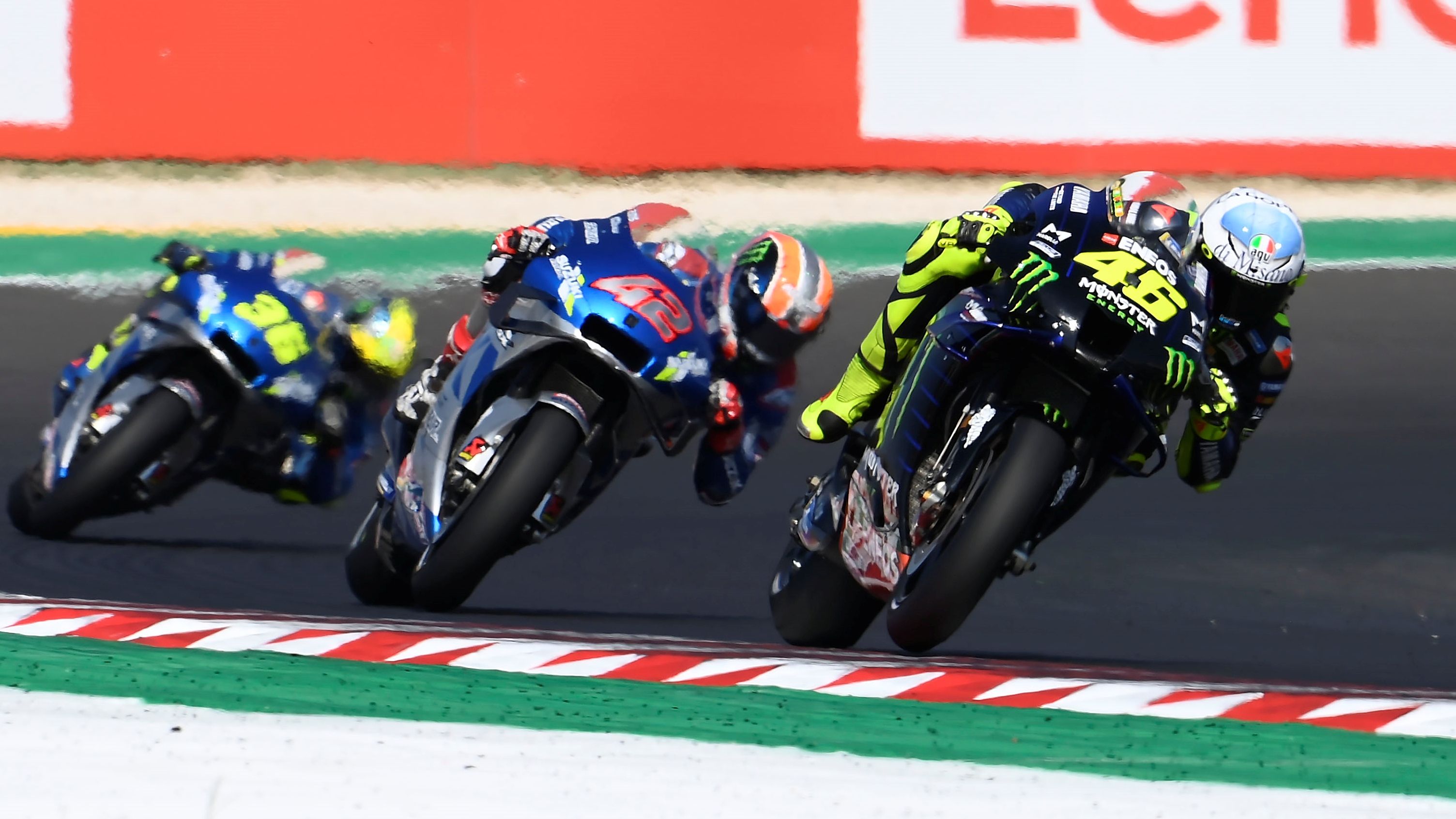 Valentino Rossi defiende su podio de Álex Rins y Joan Mir