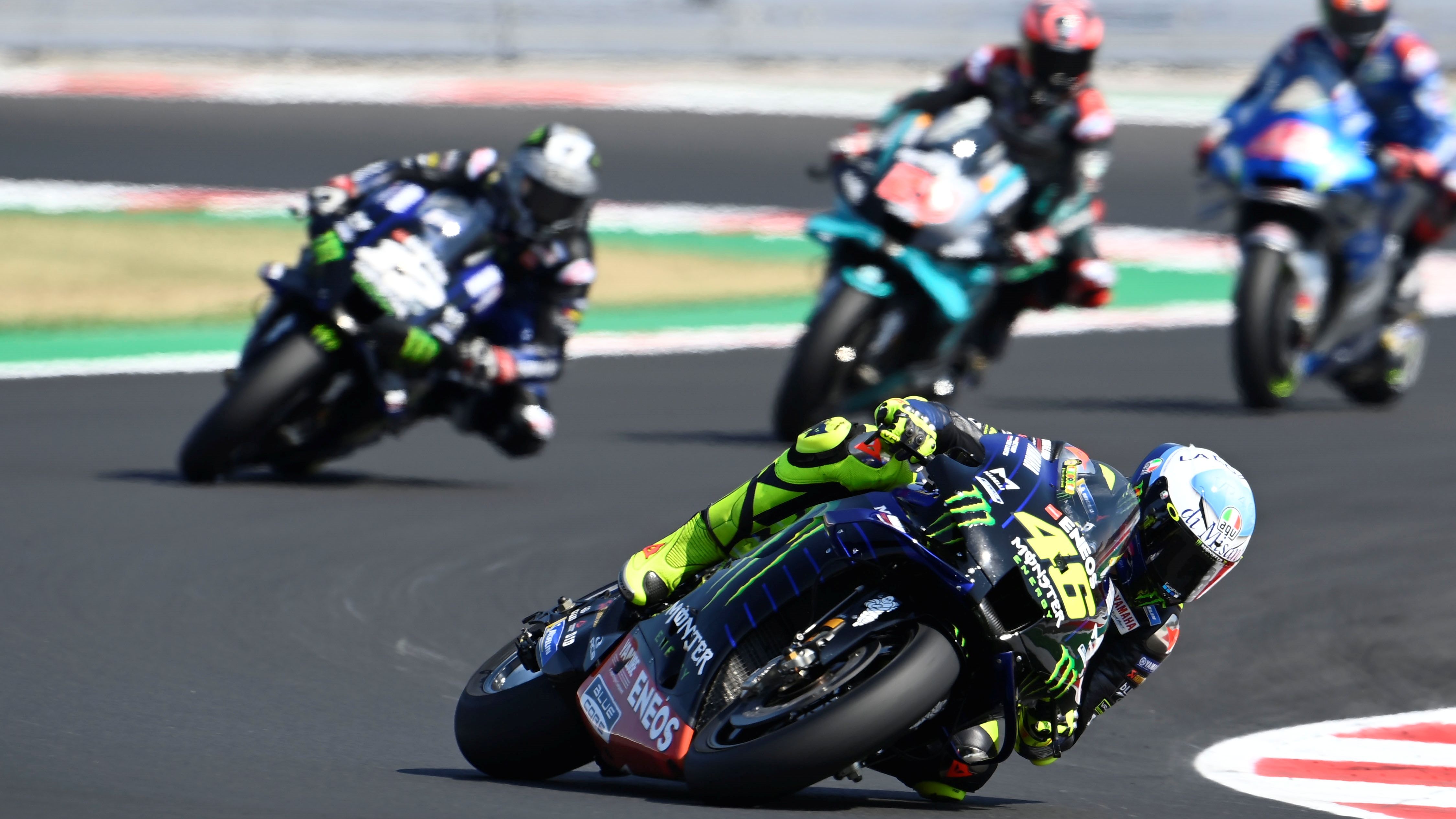 Valentino Rossi seguido por Maverick Viñales, Fabio Quartararo y Álex Rins