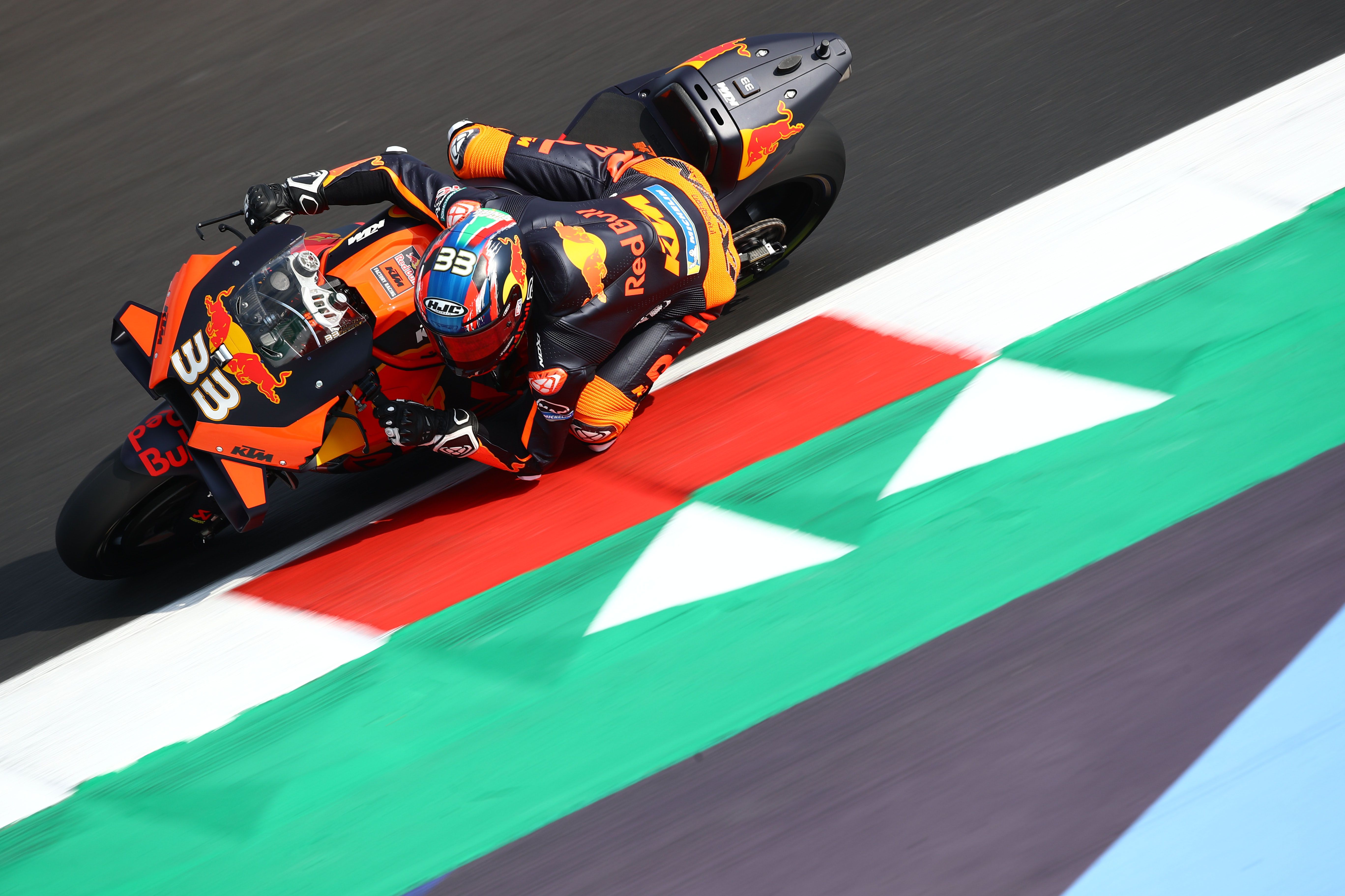 Brad Binder ha marcado el mejor tiempo este viernes en el GP de Emilia-Romaña.