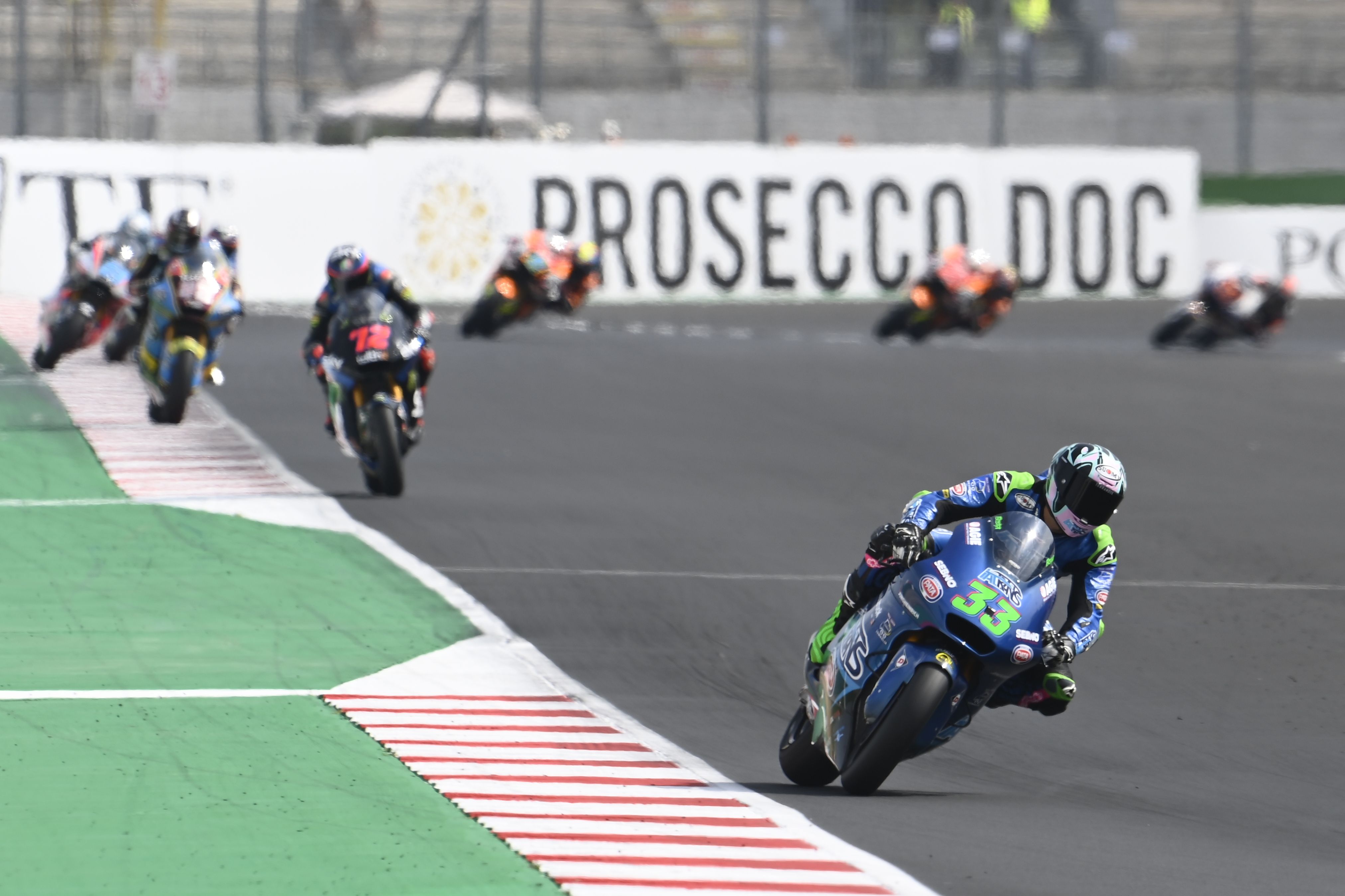Enea Bastianini liderando la carrera de Moto2 en el Gran Premio de Emilia-Romaña.
