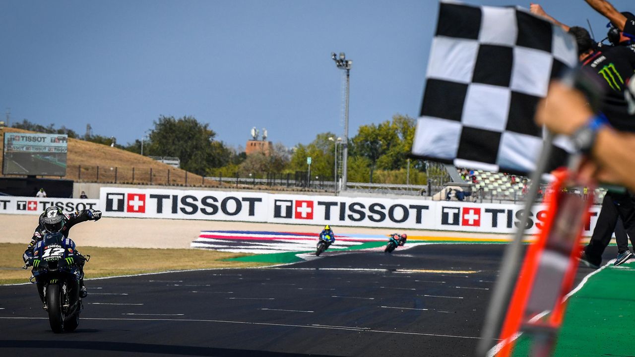 Maverick Viñales celebra su primera victoria de 2020 en el circuito de MIsano.